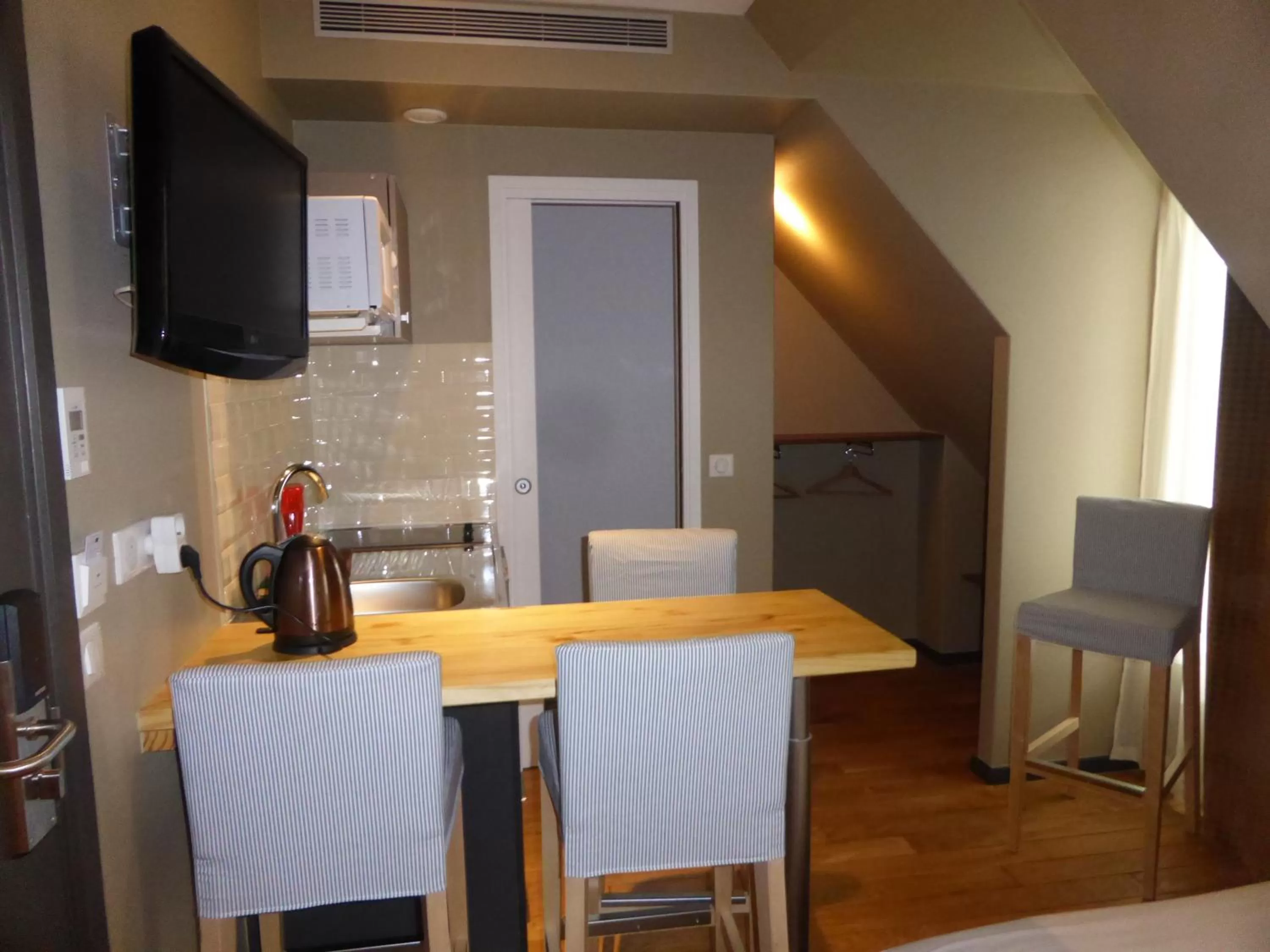 Dining area in Excelsior Batignolles