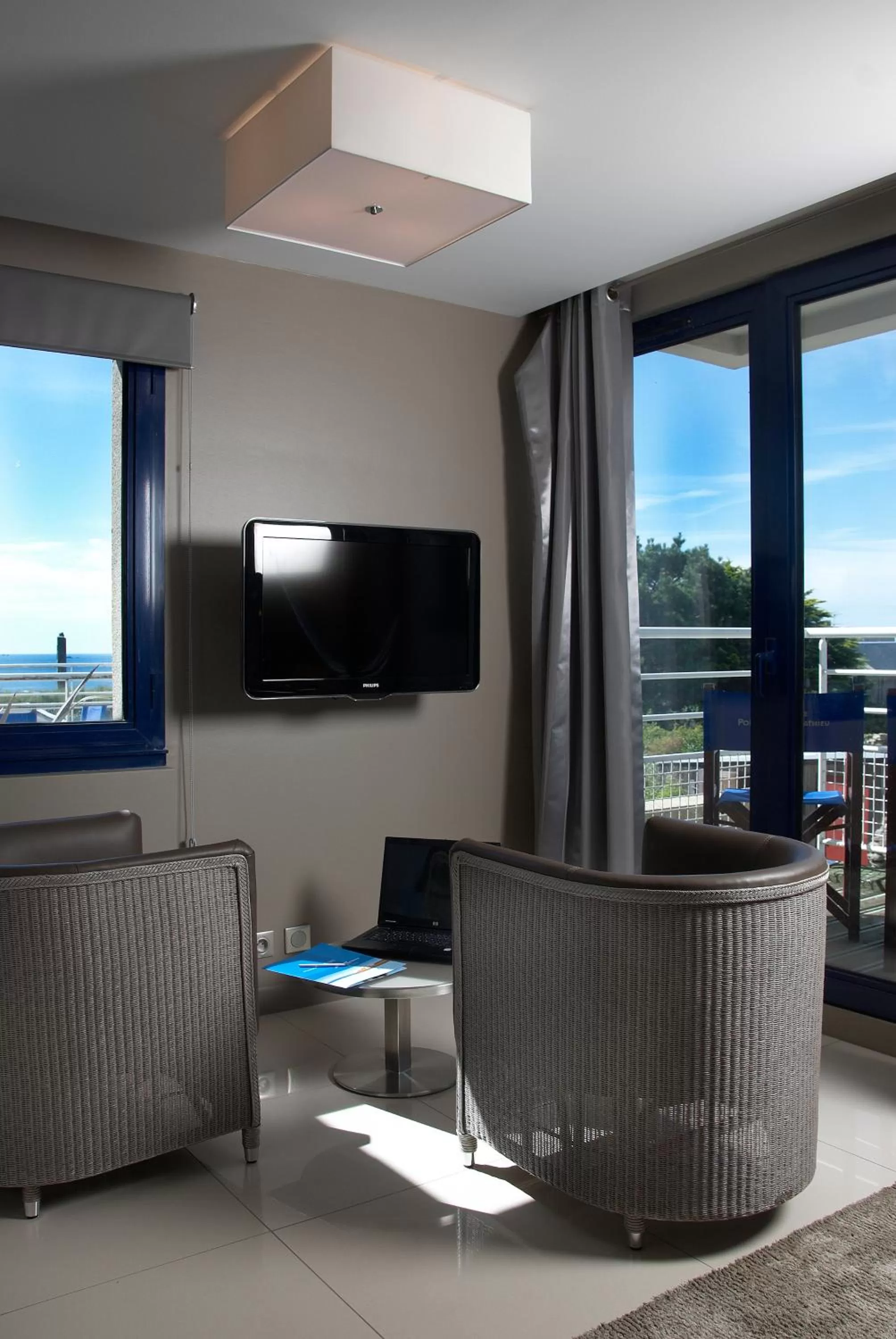 TV and multimedia in Hostellerie de la Pointe Saint-Mathieu - SPA & Restaurant