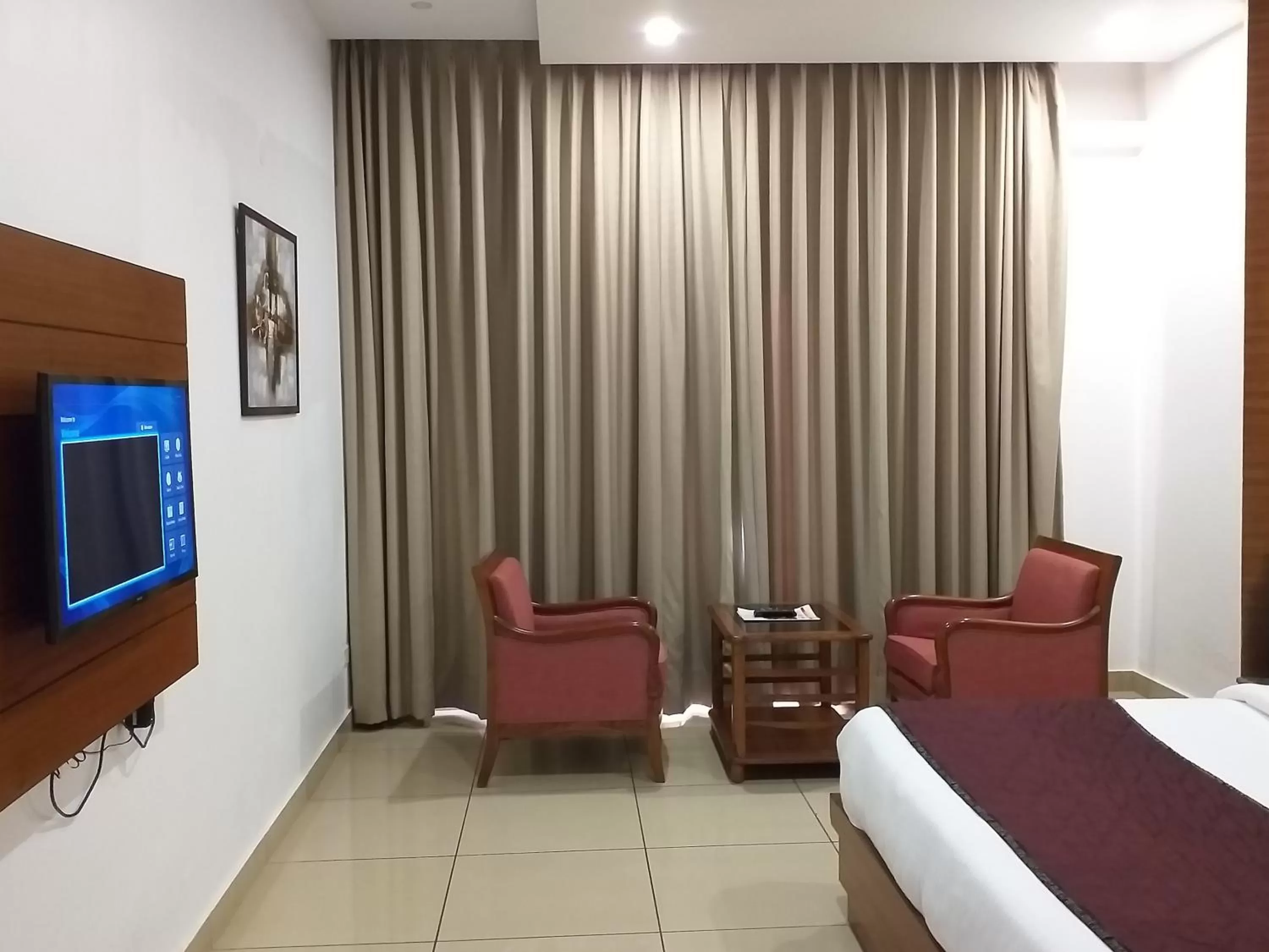 Living room, Bed in Grand Hotel Nawanshahr