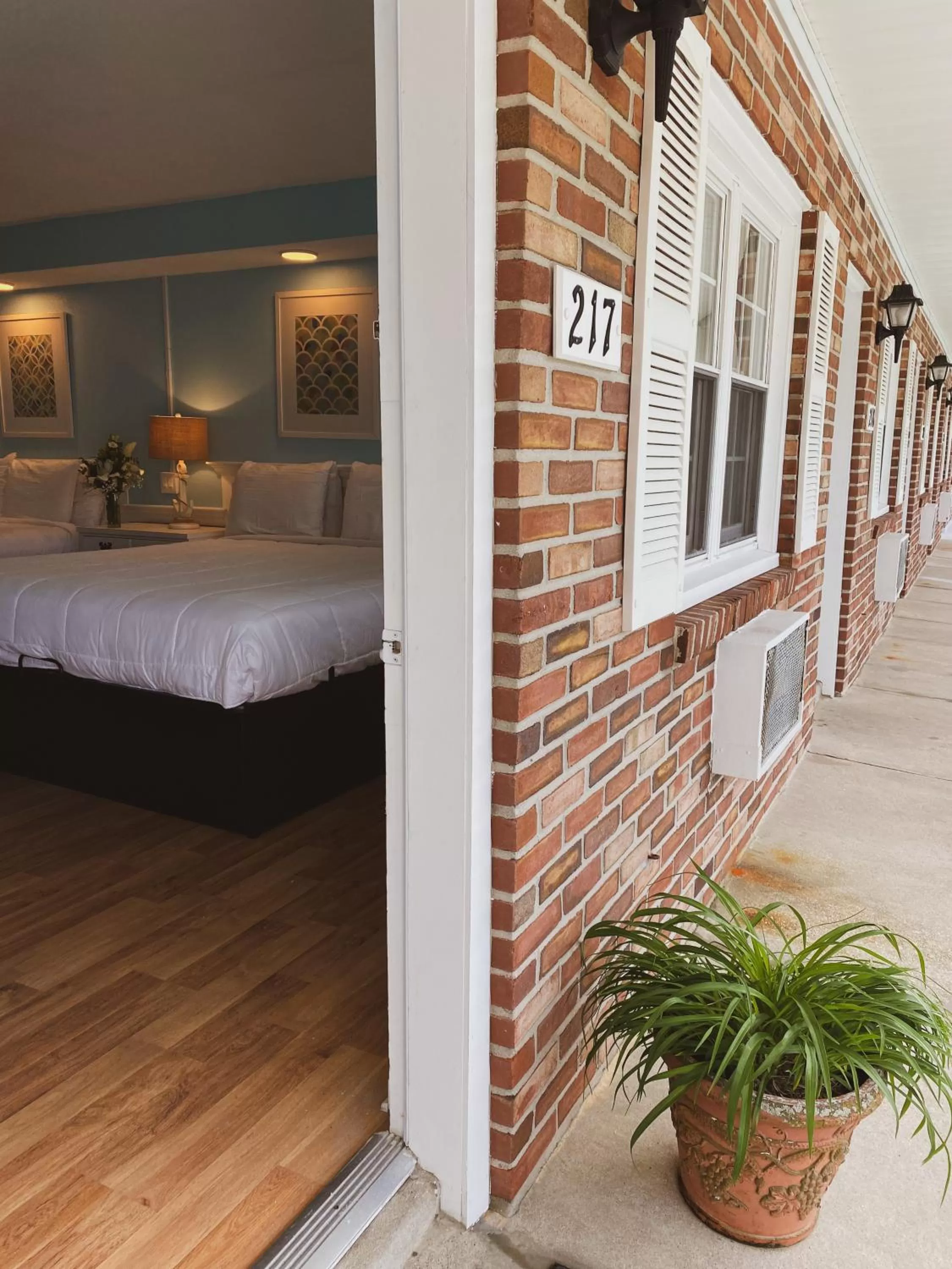 Property building, Bed in Saratoga Resort