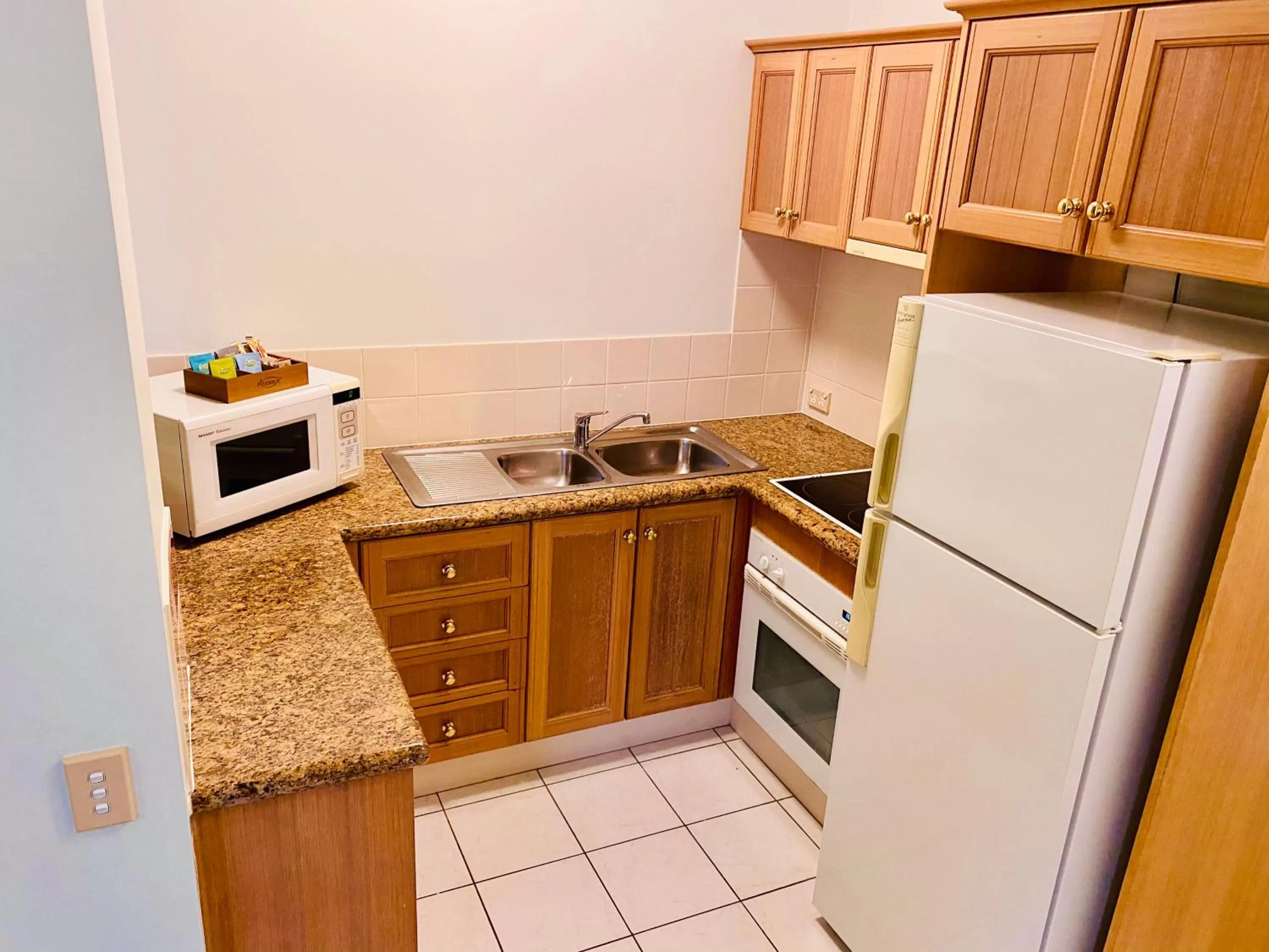Coffee/tea facilities in Royal Albert Hotel