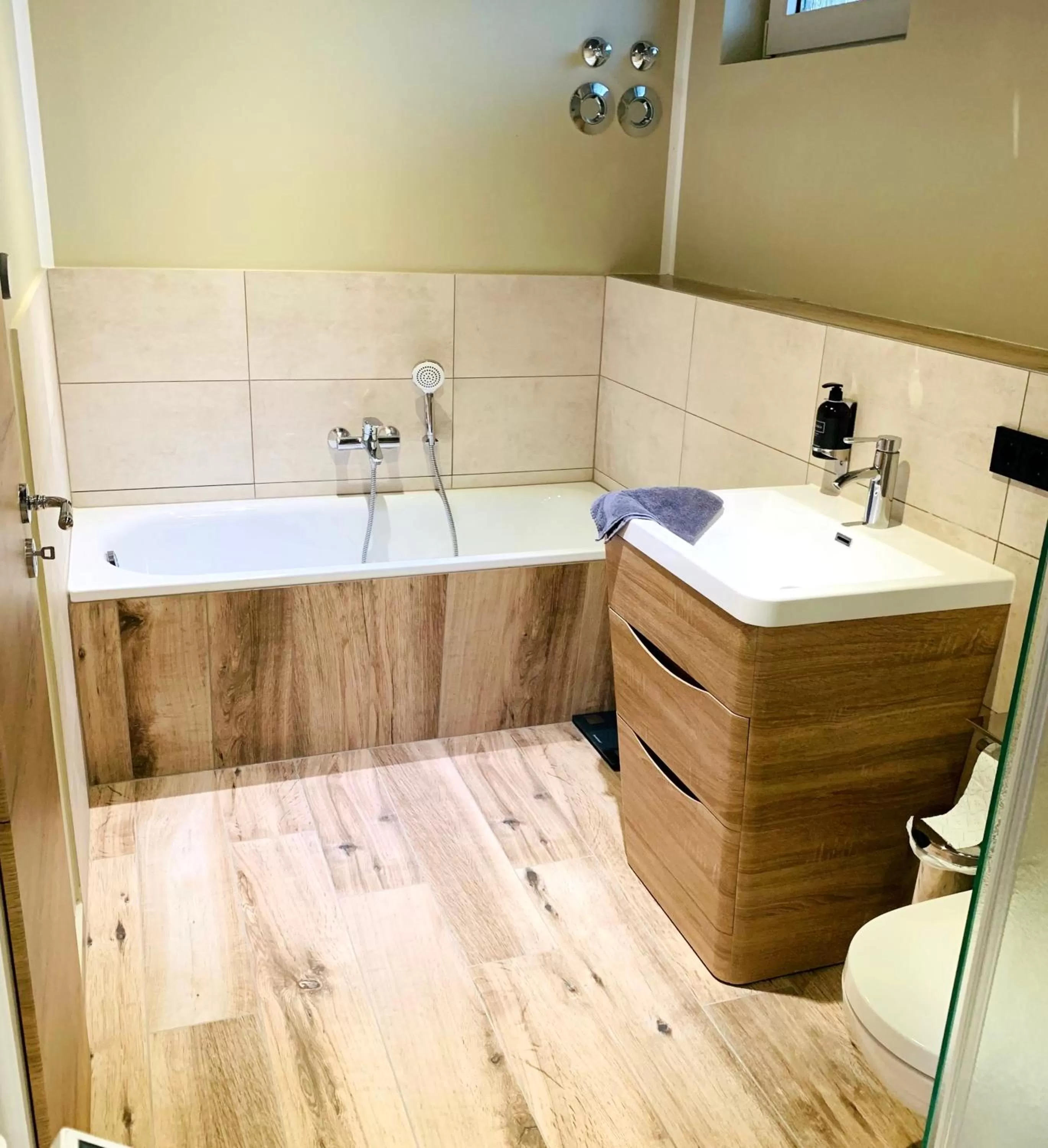 Bathroom in BESOTEL Mettmann