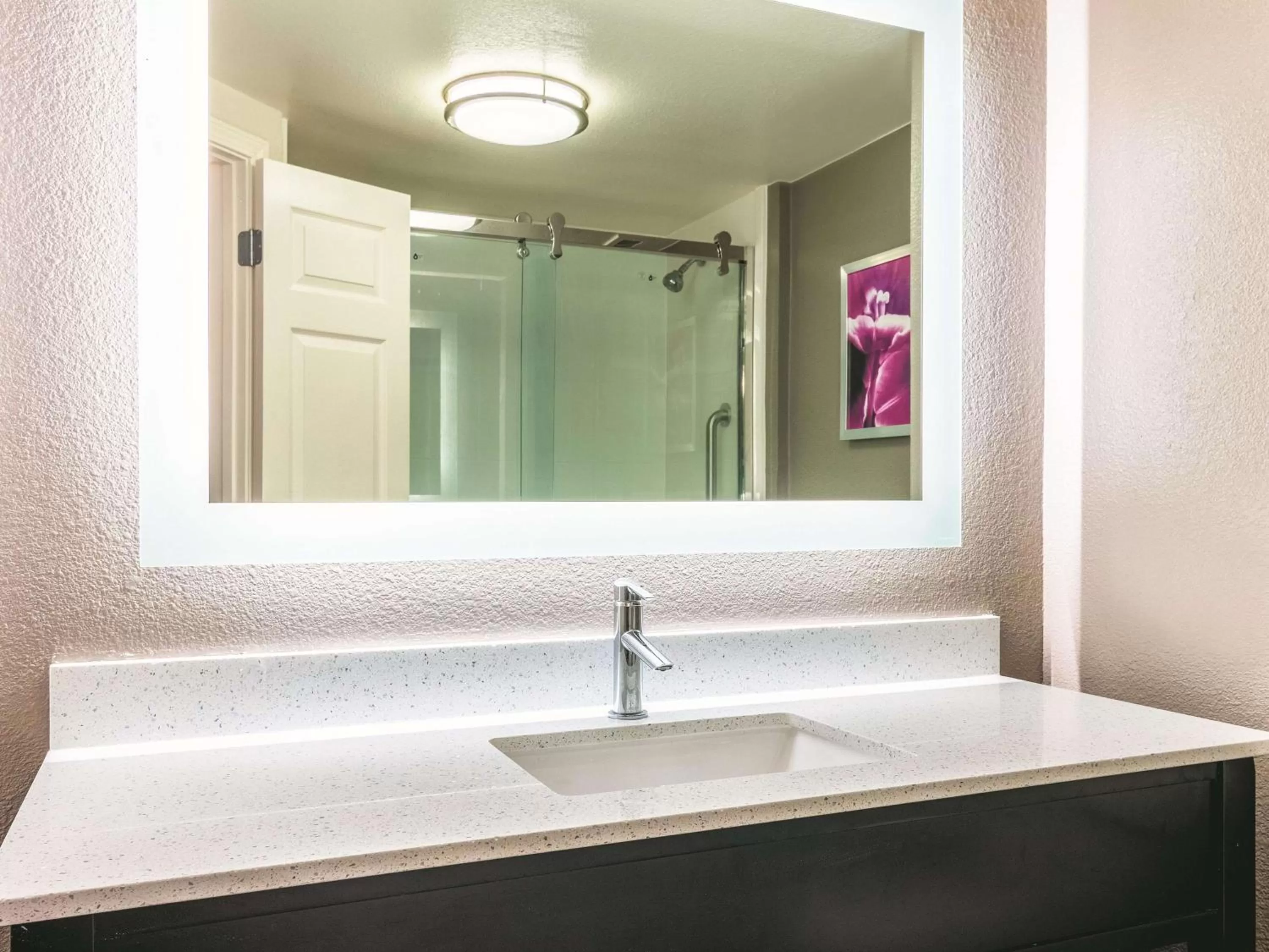 Photo of the whole room in La Quinta by Wyndham Shreveport Airport