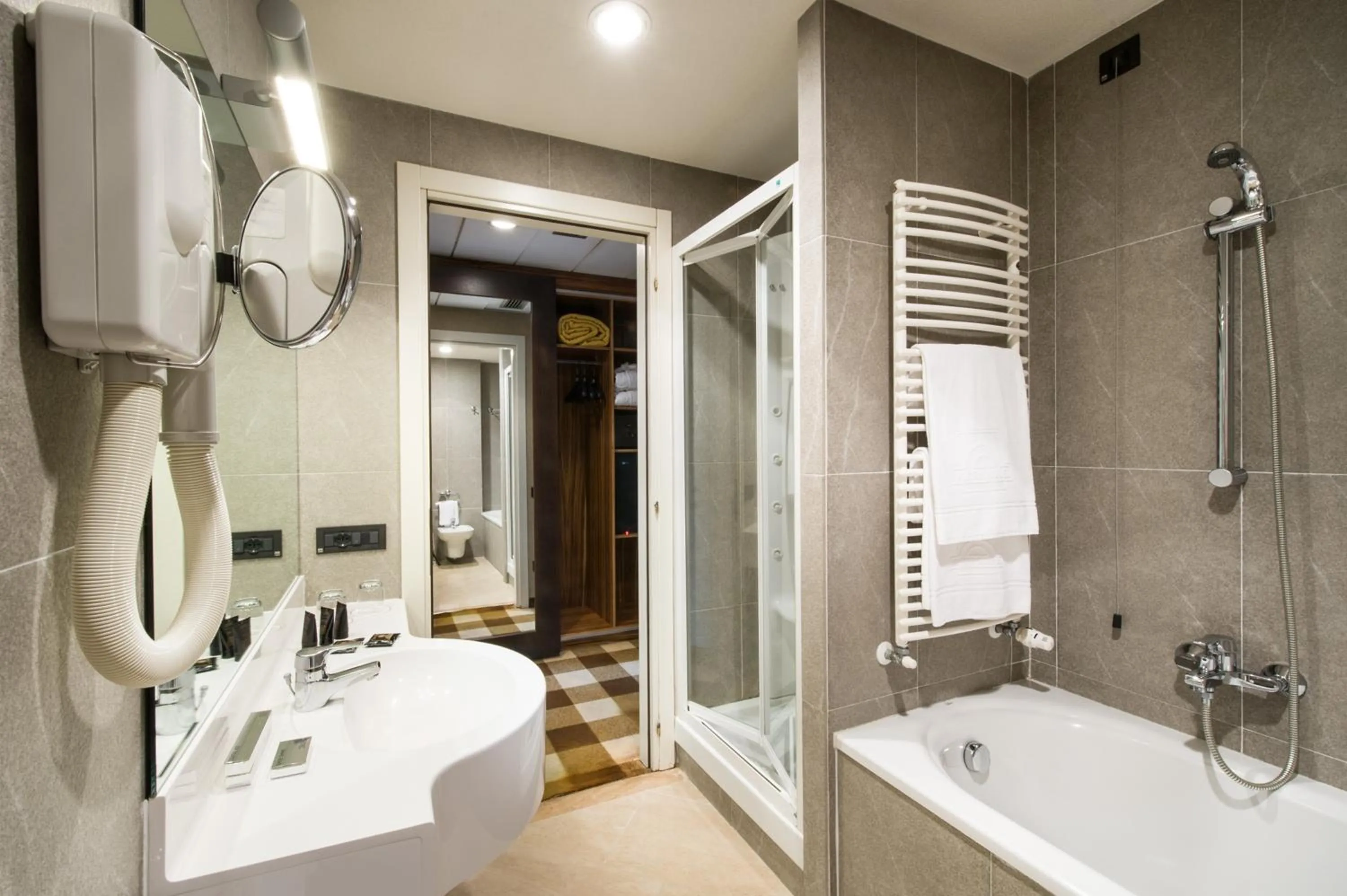 Bathroom in Hotel Viest