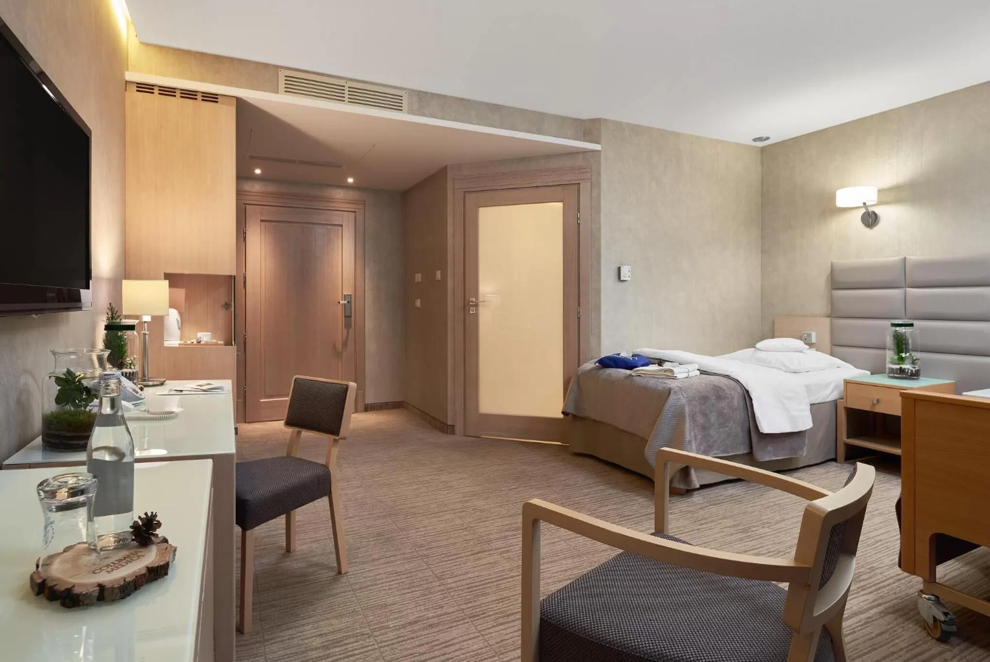 Photo of the whole room, Bed in Columna Medica