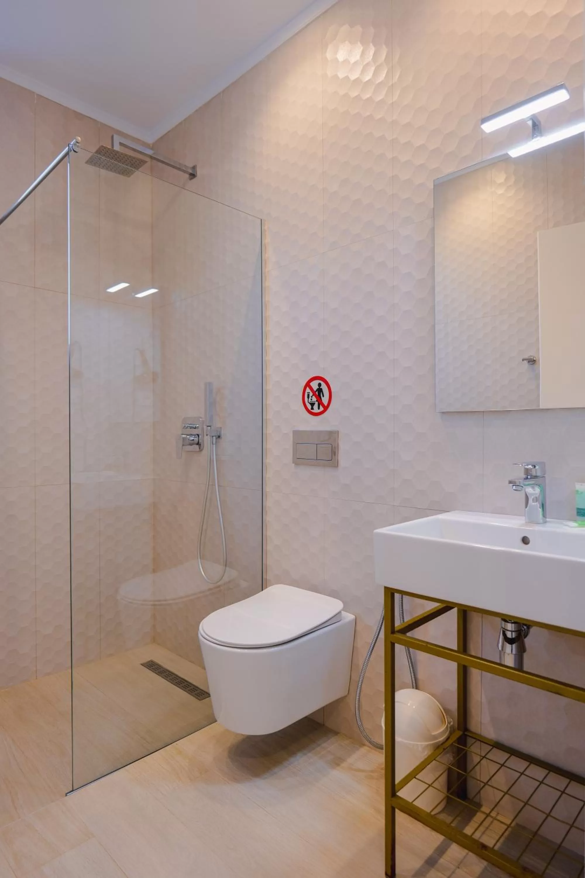 Shower in Otto Hotel