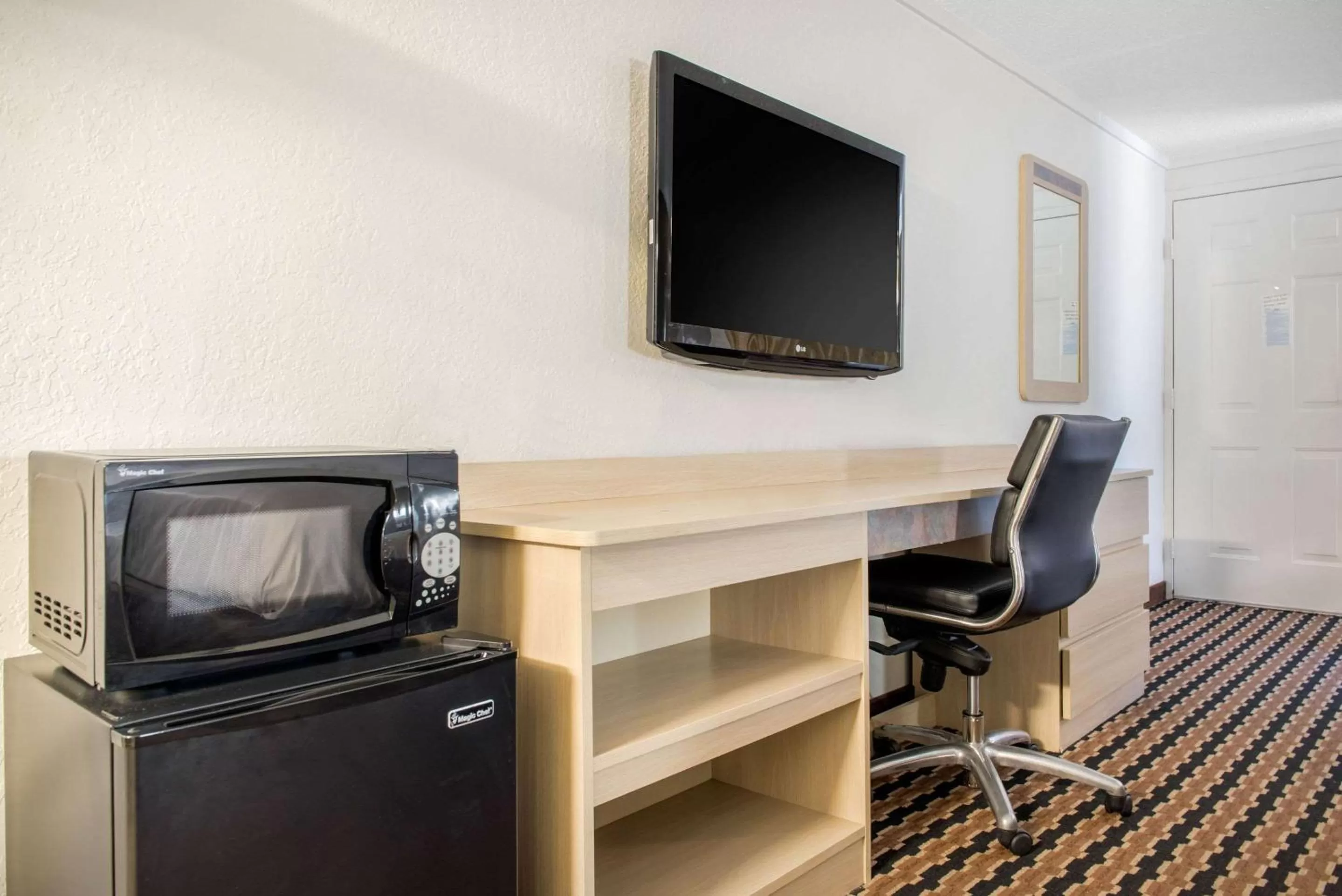 Photo of the whole room, TV/Entertainment Center in Rodeway Inn Sharonville