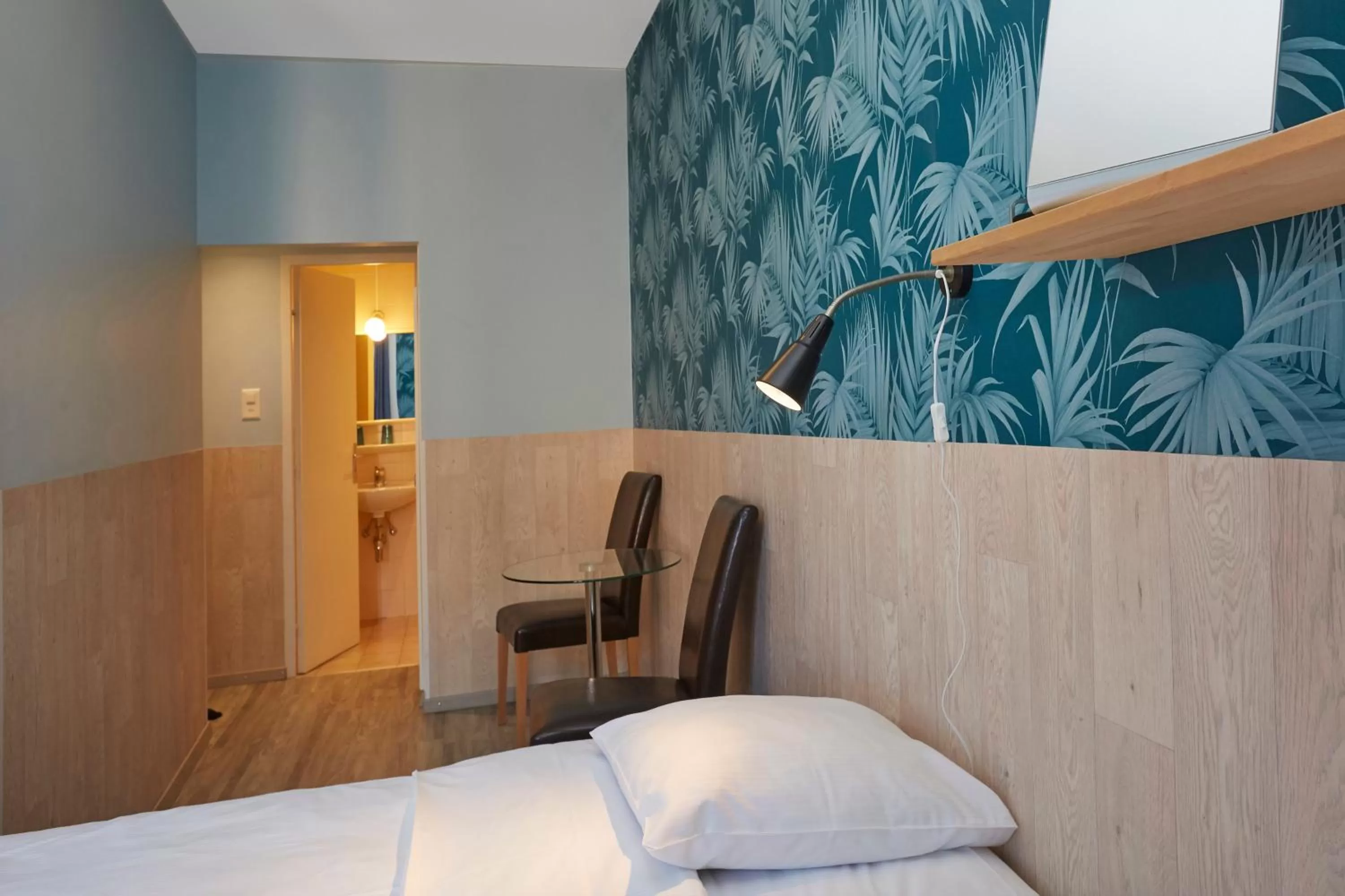 Photo of the whole room, Bed in Hotel Central