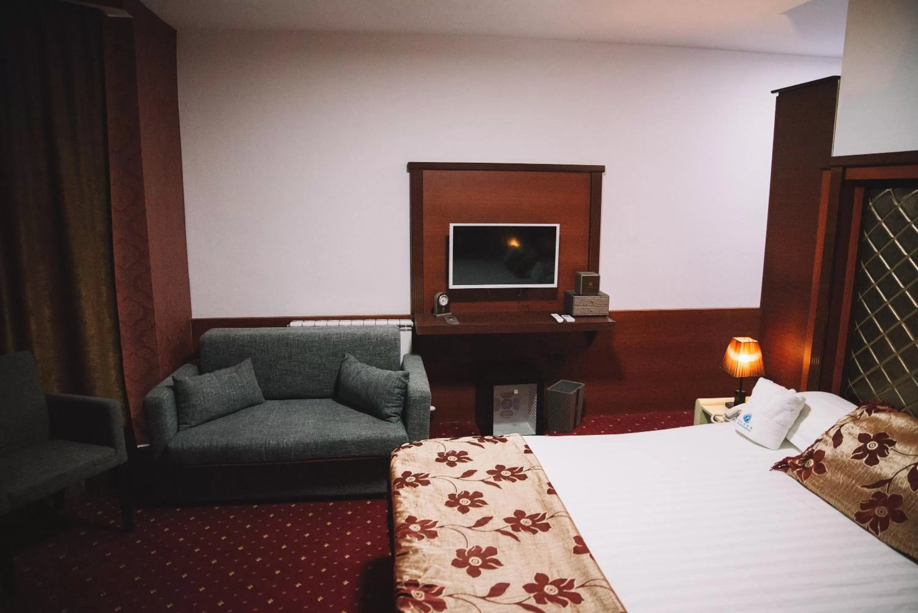 Bedroom, TV/Entertainment Center in Petriti & Spa