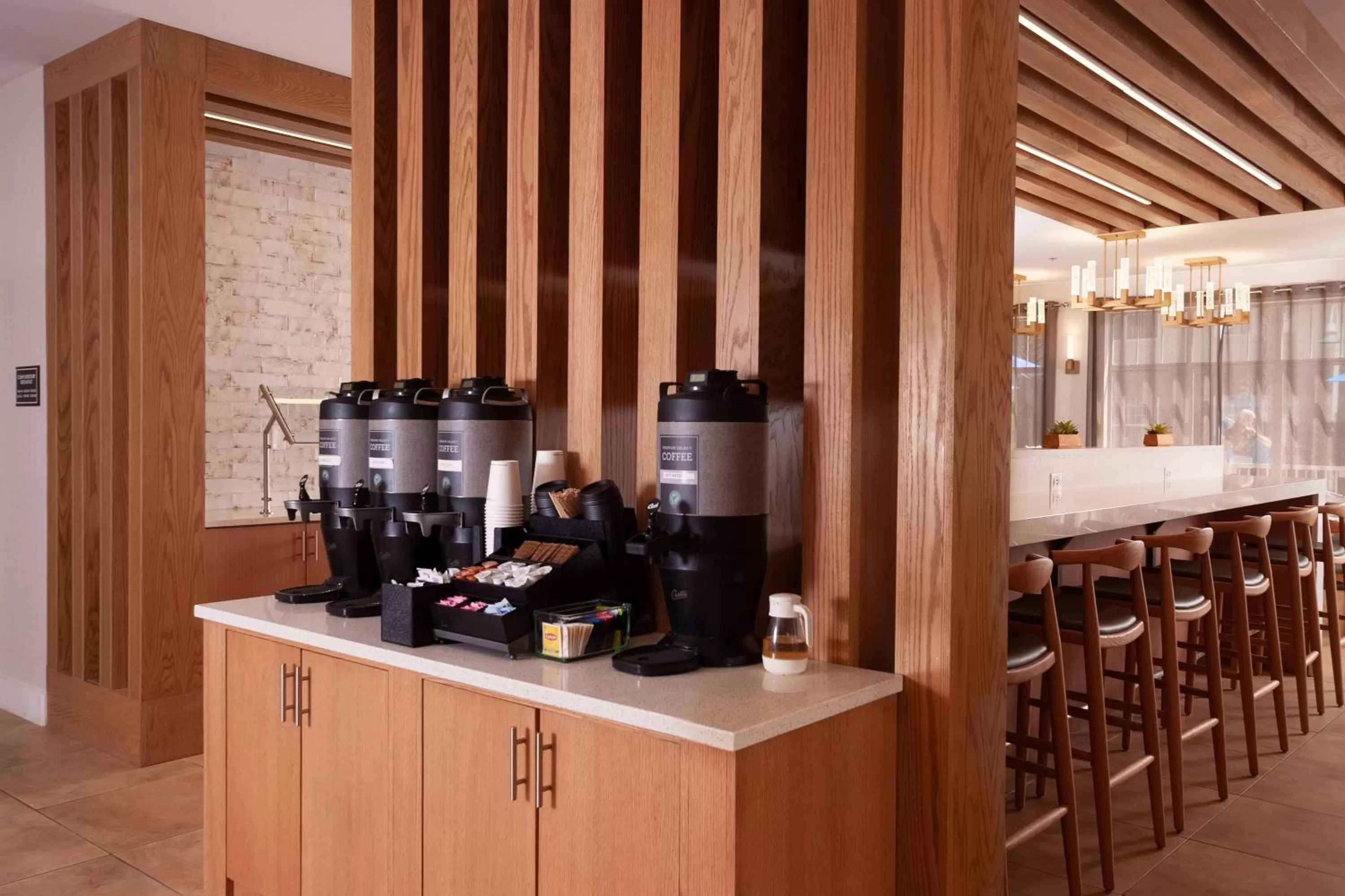 Restaurant/places to eat in Residence Inn Charleston Riverview