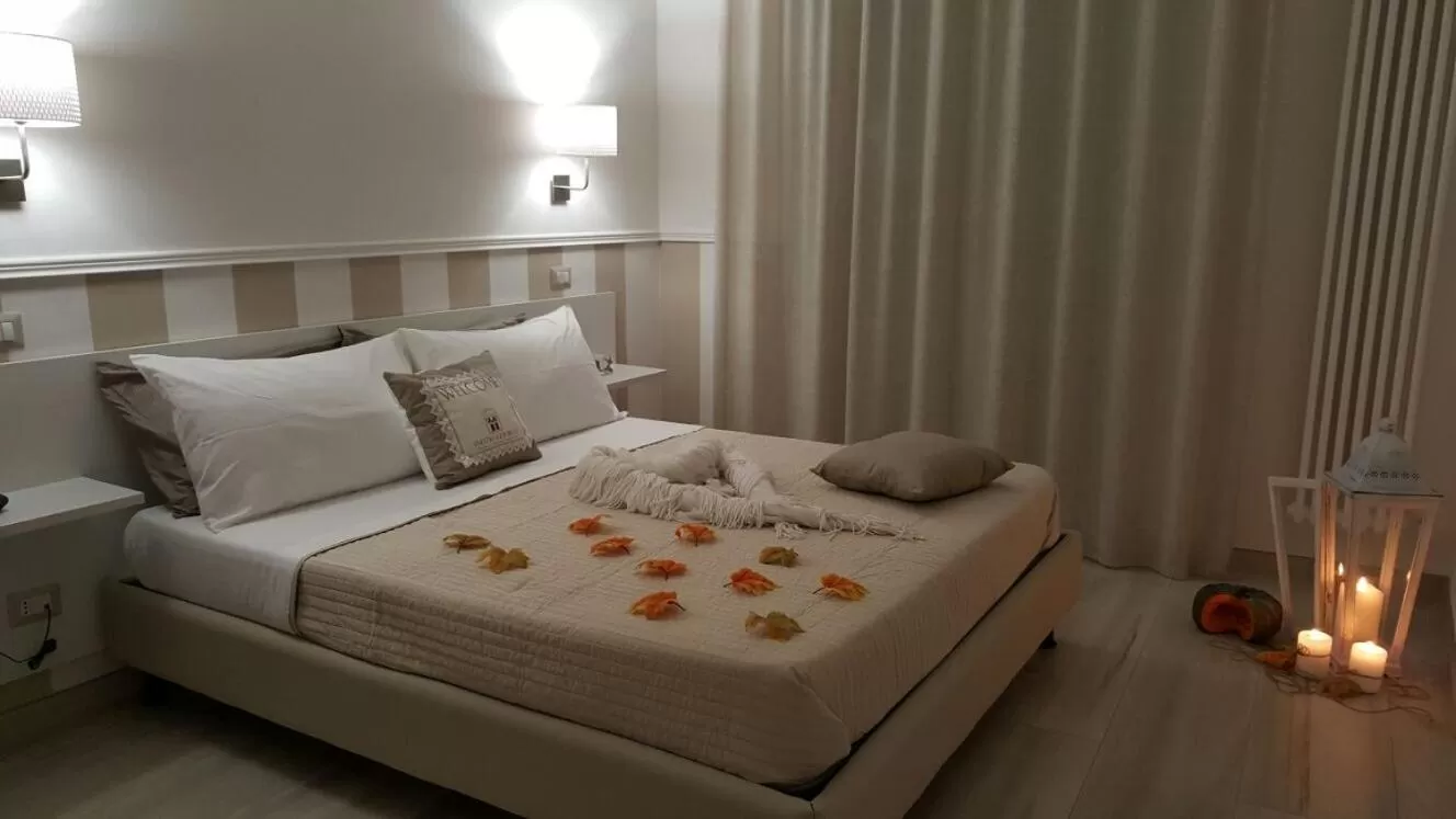 Decorative detail, Bed in Finestre sul Borgo