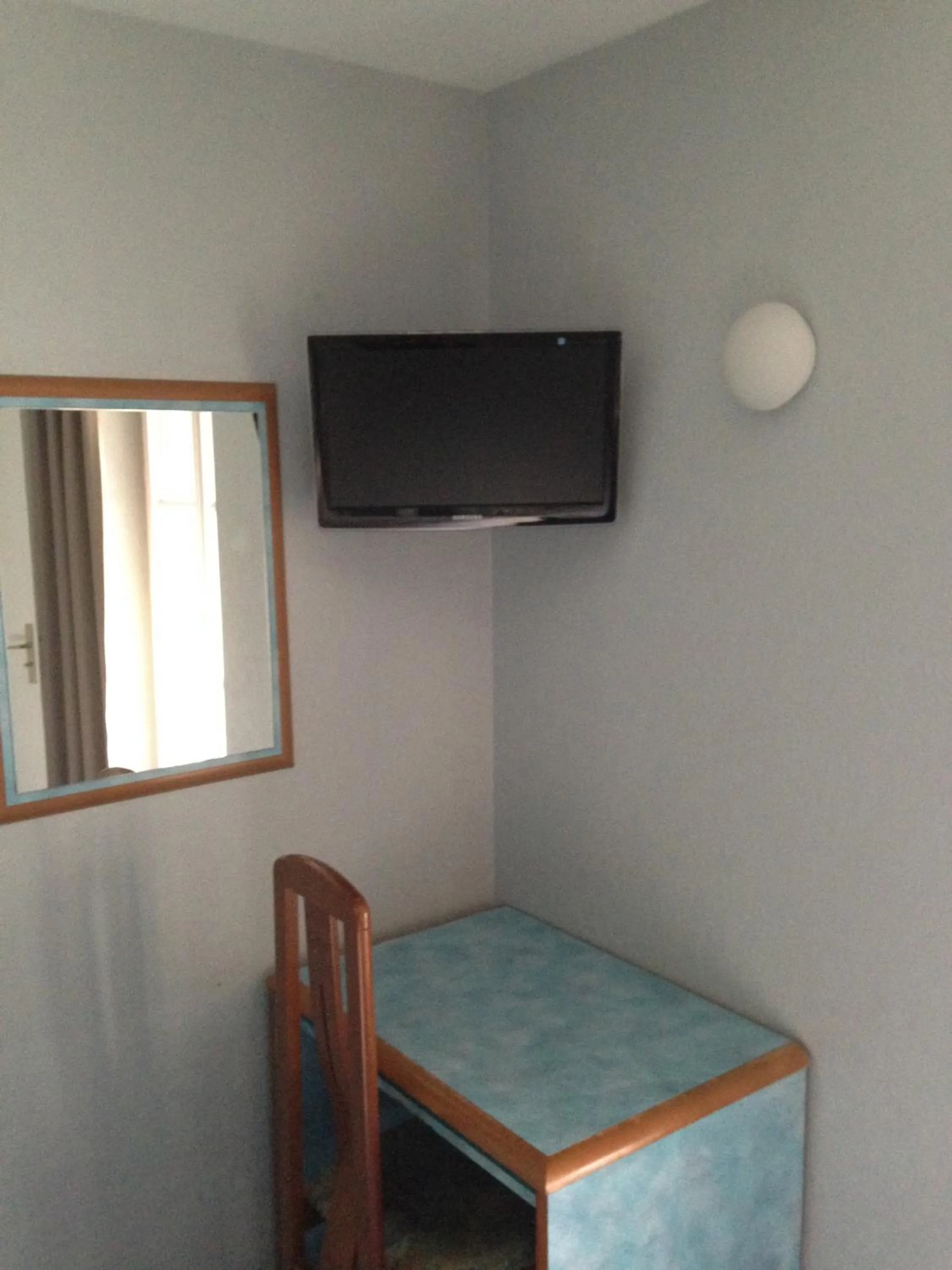 TV and multimedia in Hotel Royal Mansart