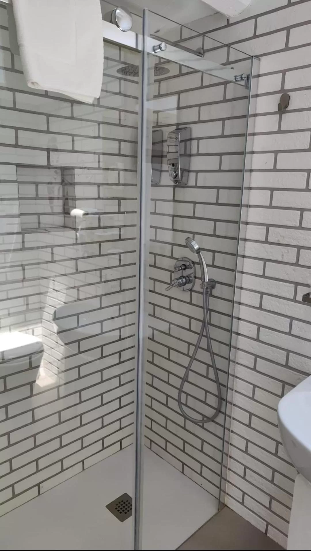 Shower in San Francesco Rooms and Apartment with Terrace in Palermo Locazione Turistica