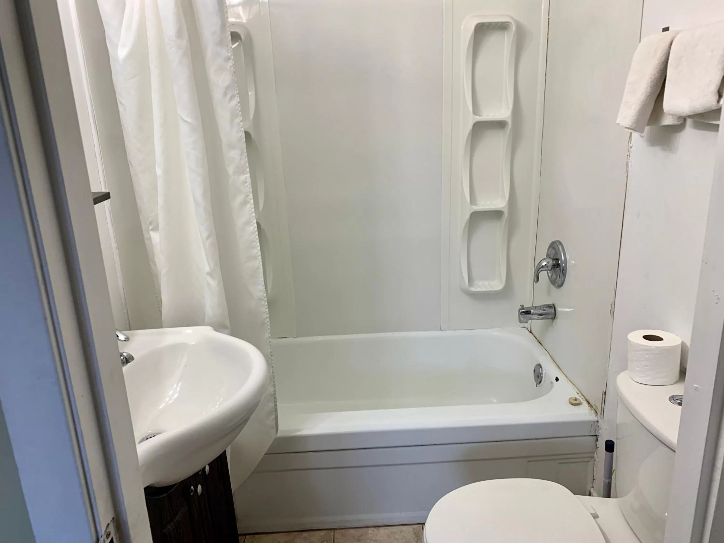 Bathroom in Night Inn Grand Forks