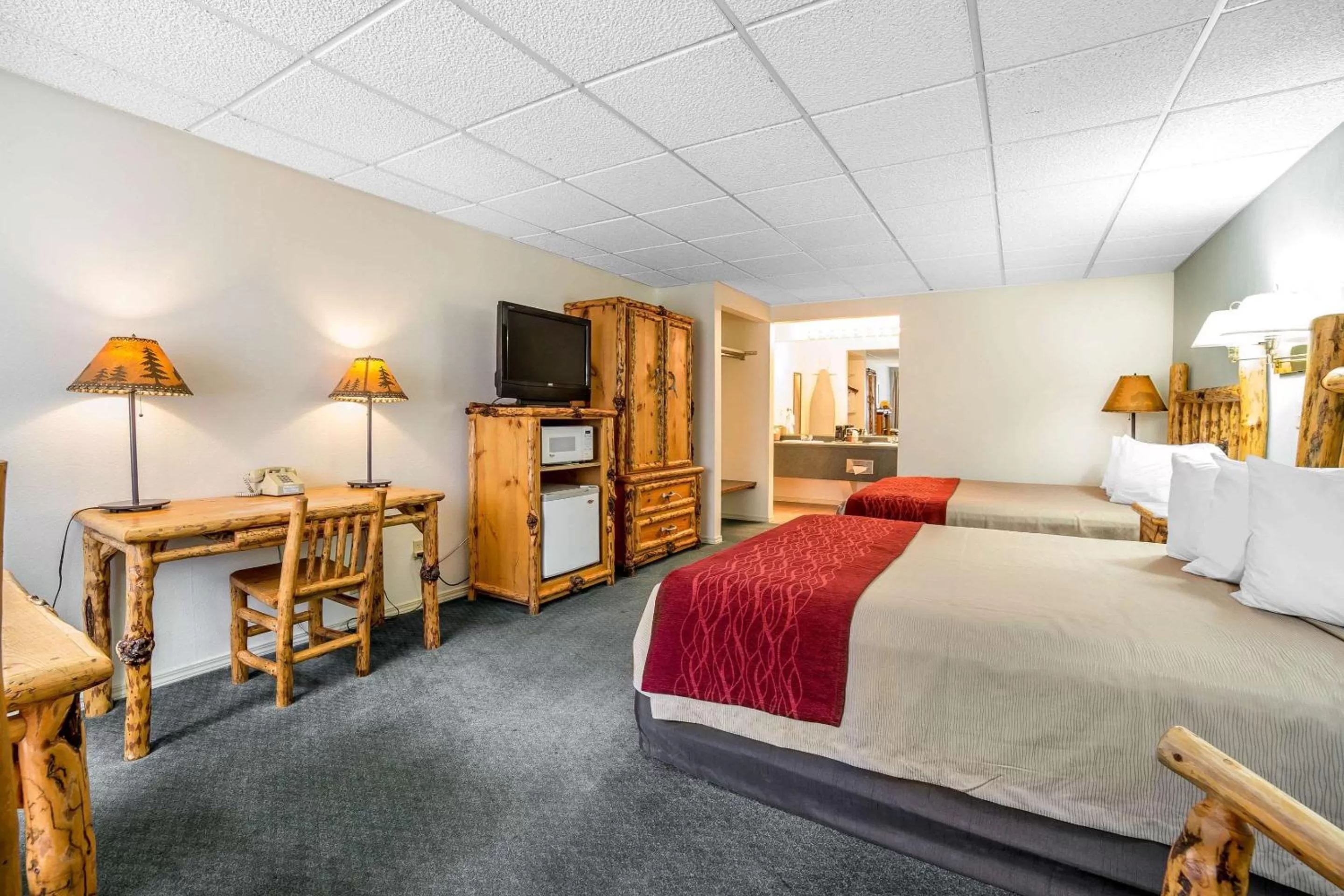 Photo of the whole room, Bed in Rodeway Inn Pronghorn Lodge