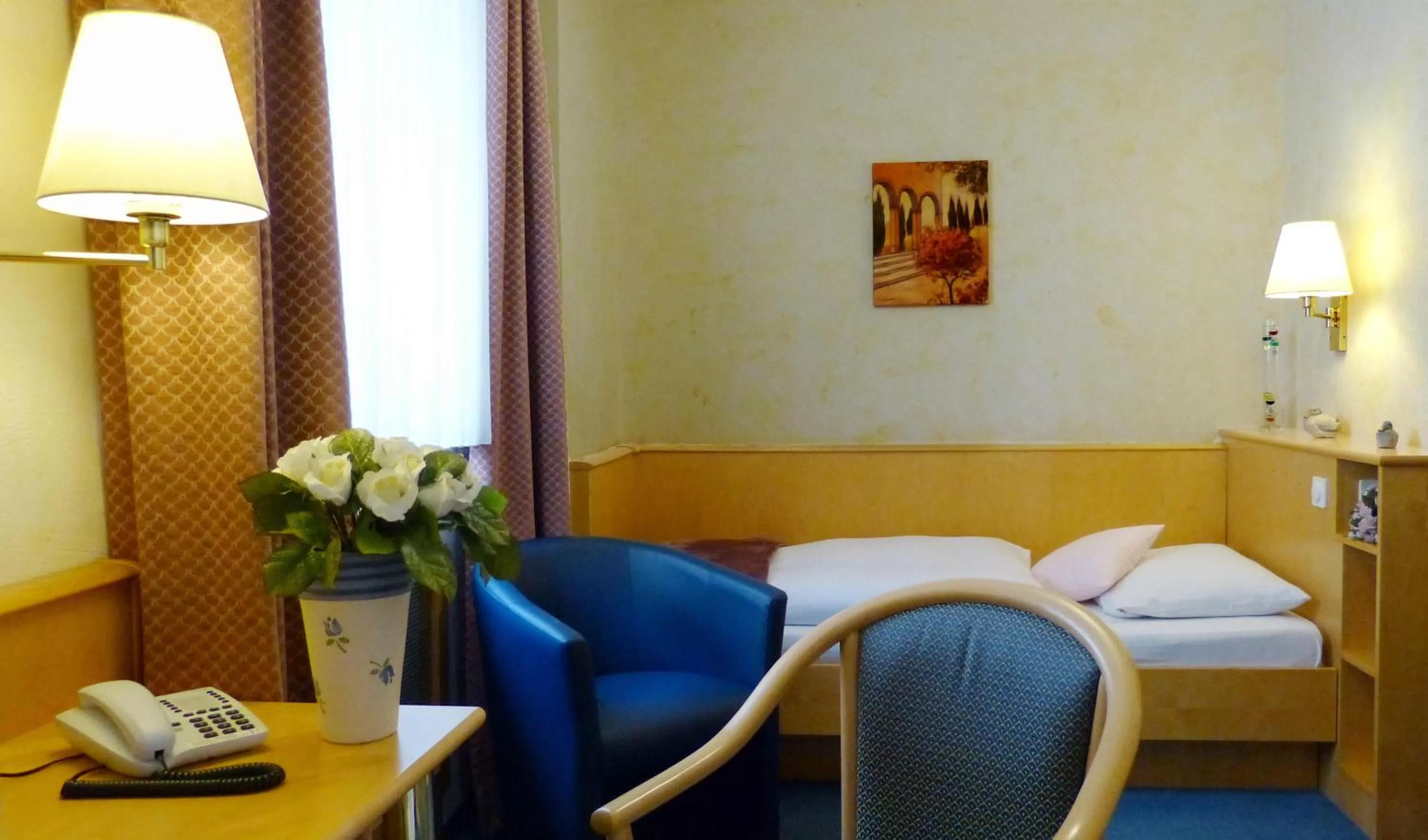 Photo of the whole room, Bed in Hotel Wurms