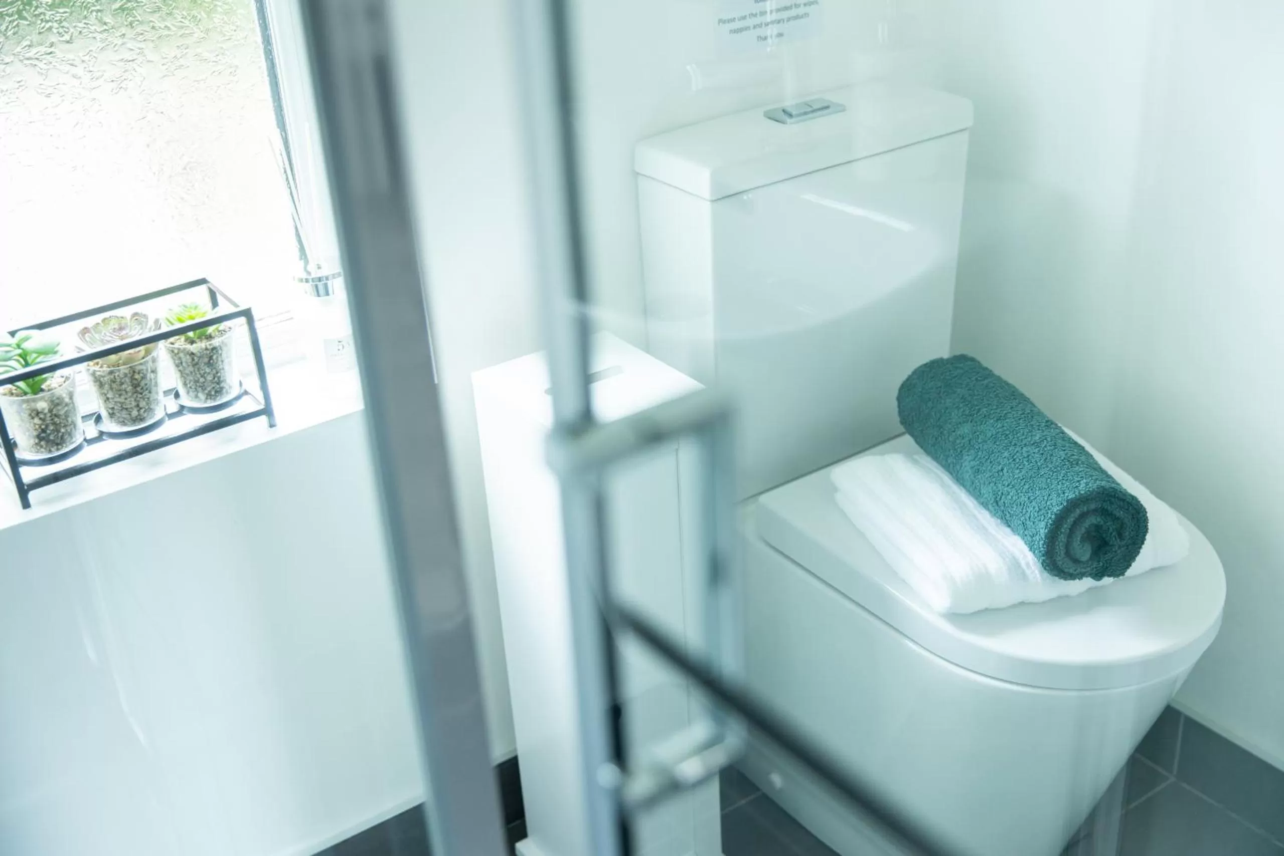 Bathroom in Entire family home , large rear garden and free parking