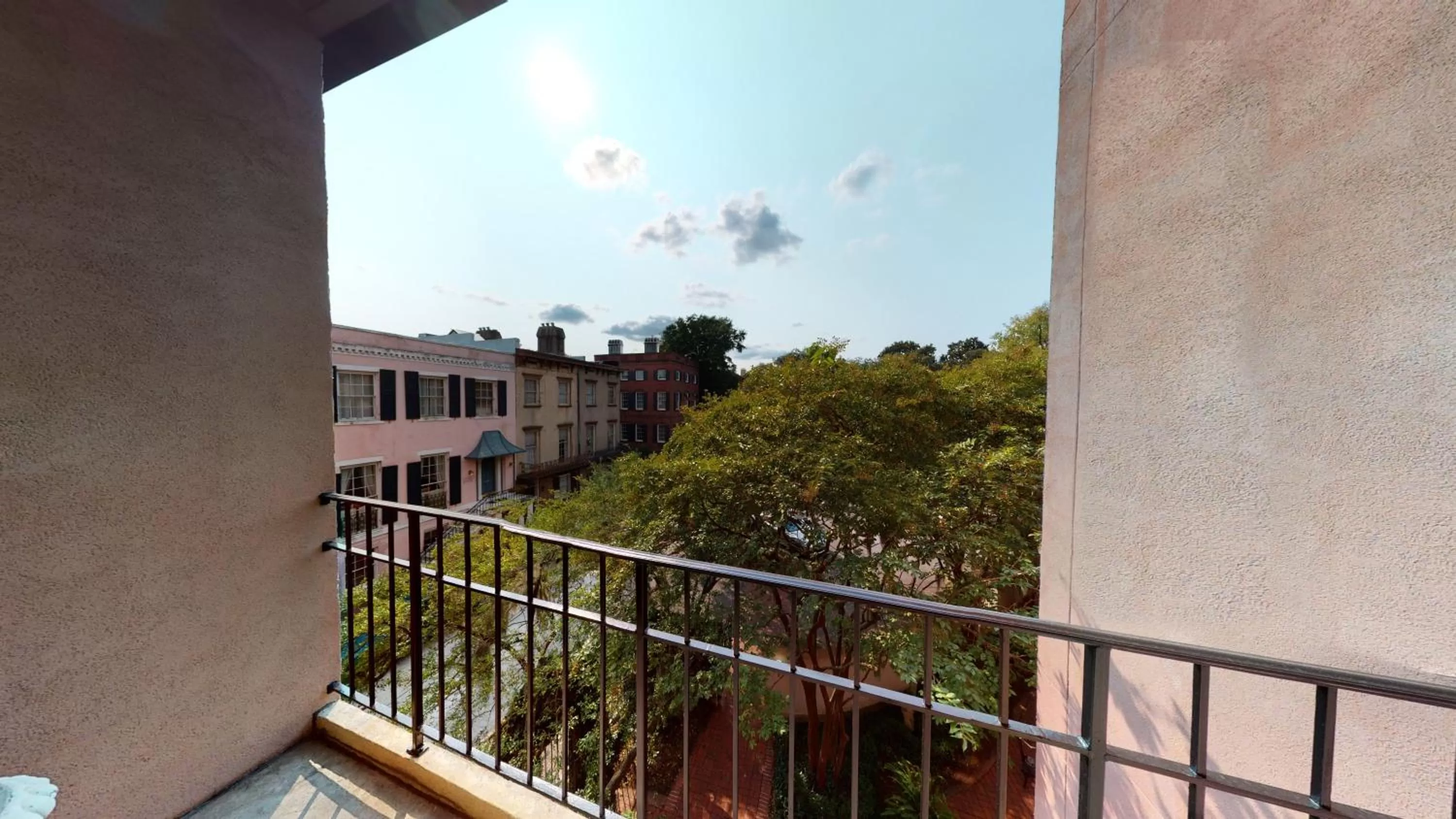 Queen Suite with Balcony in The Presidents' Quarters Inn
