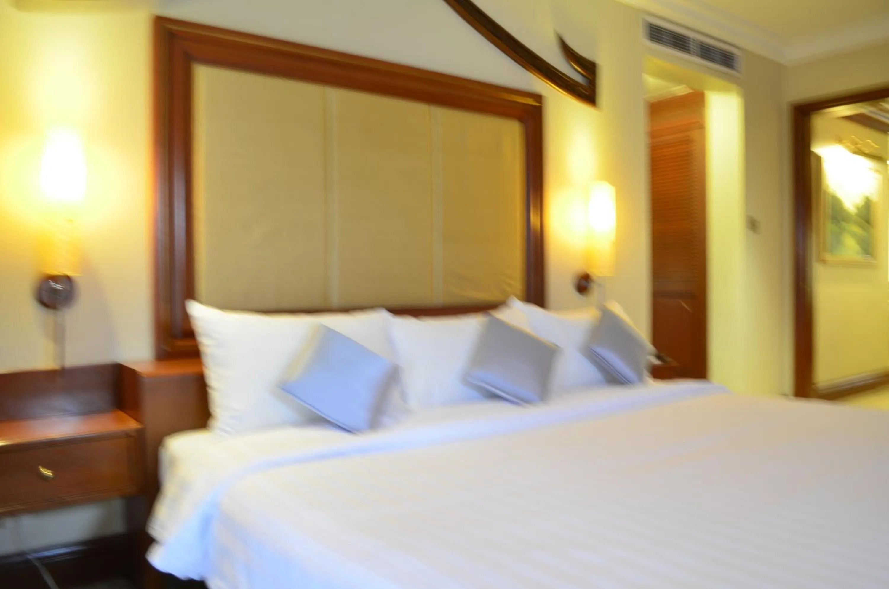 Bedroom, Bed in Hotel Cambodiana