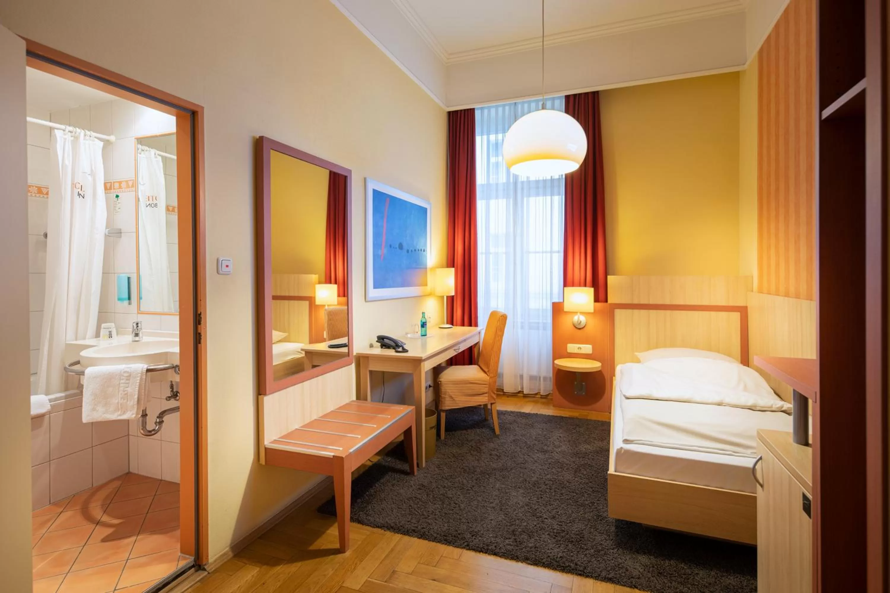 Photo of the whole room, Bed in ACHAT Sternhotel Bonn