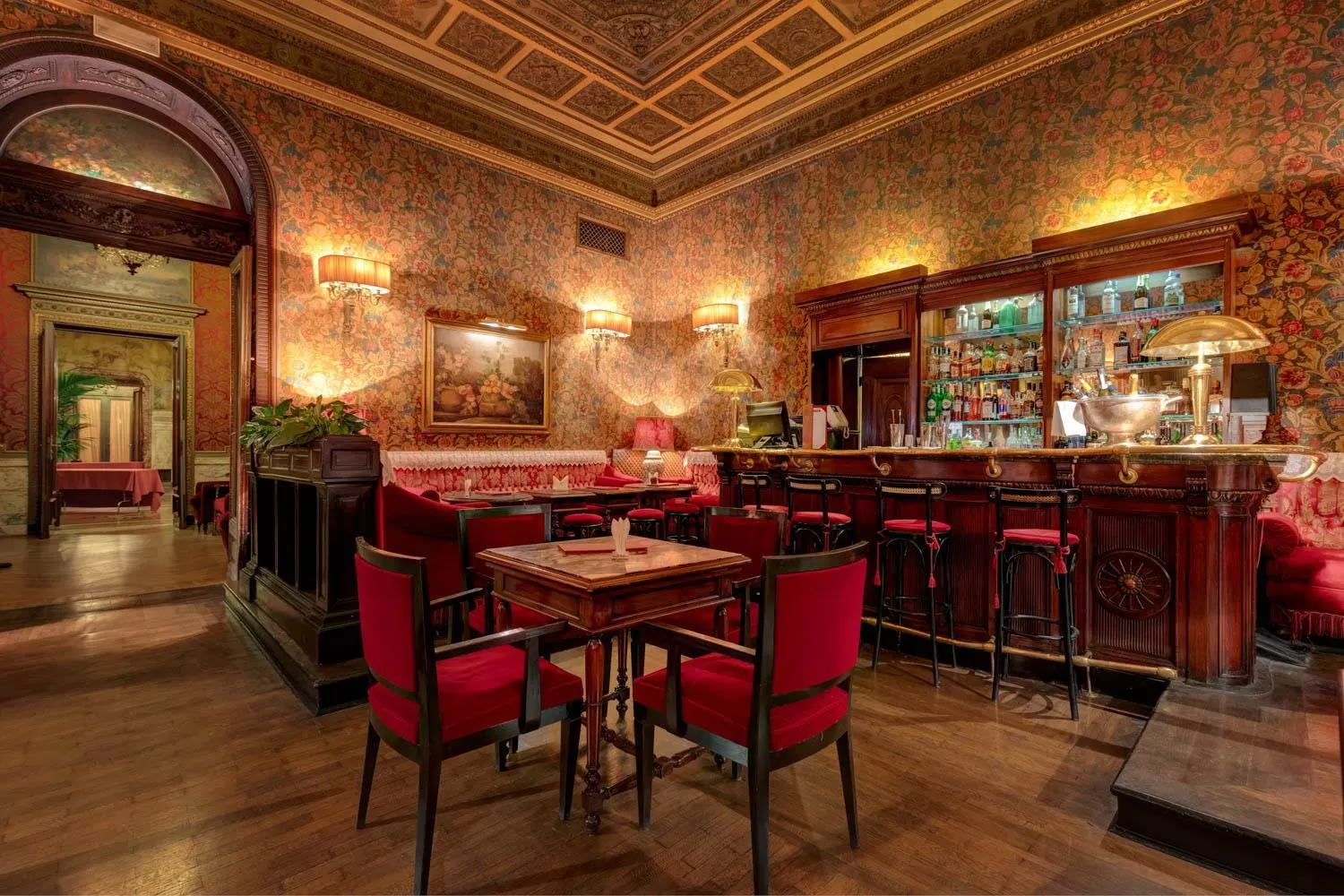 Restaurant/places to eat in Grand Hotel Plaza