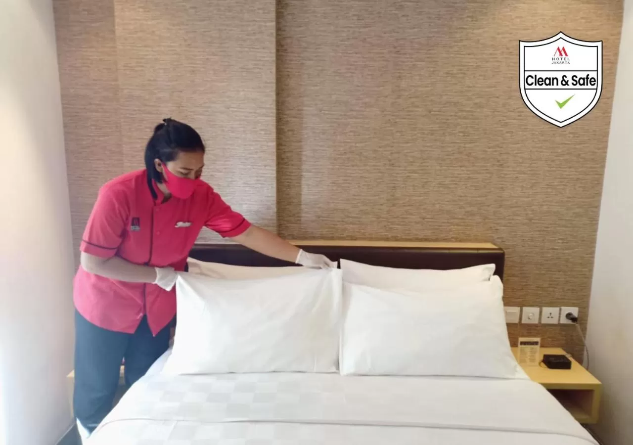 room service, Bed in M Hotel