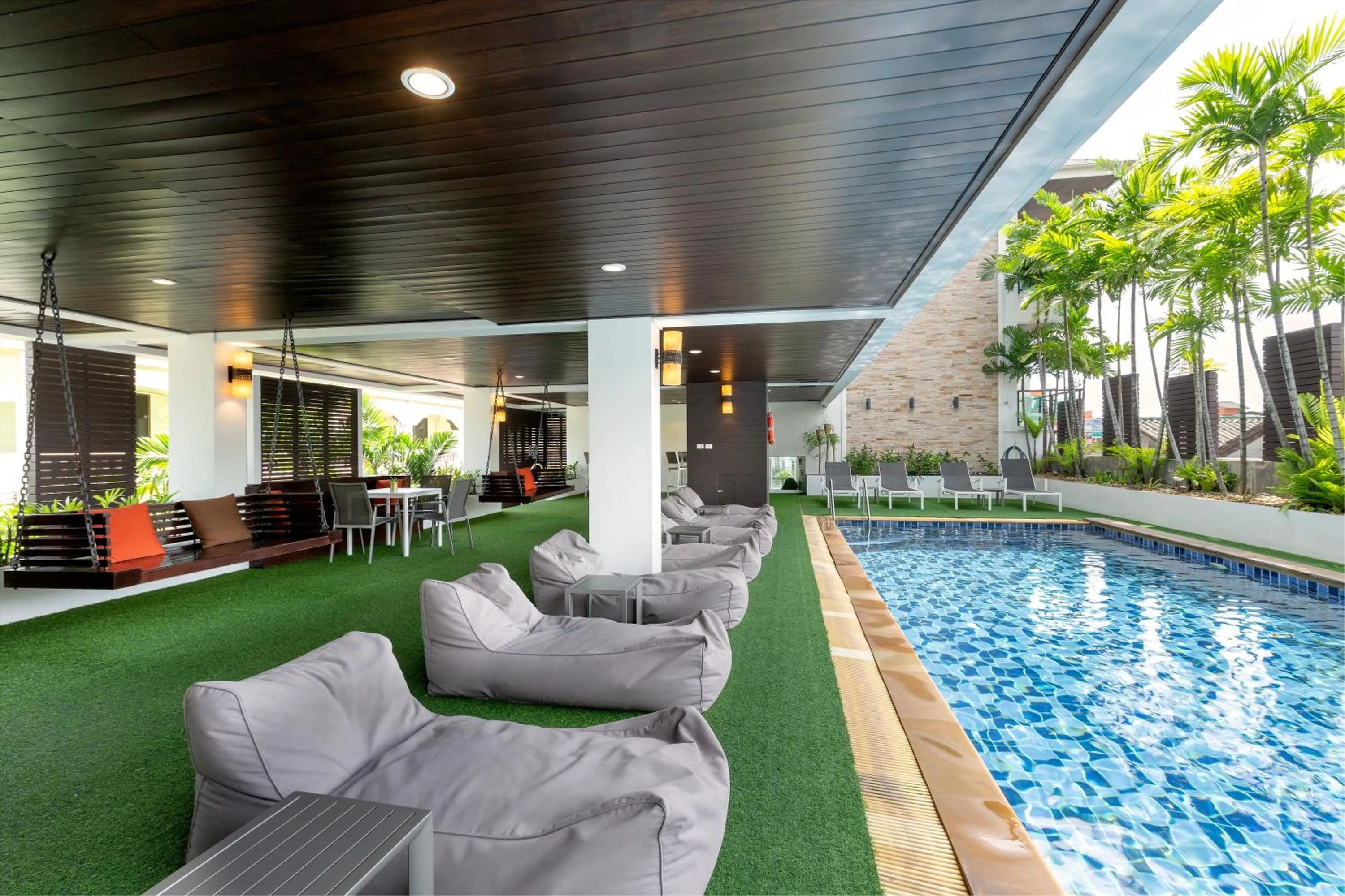 Swimming pool in Baramee Resortel