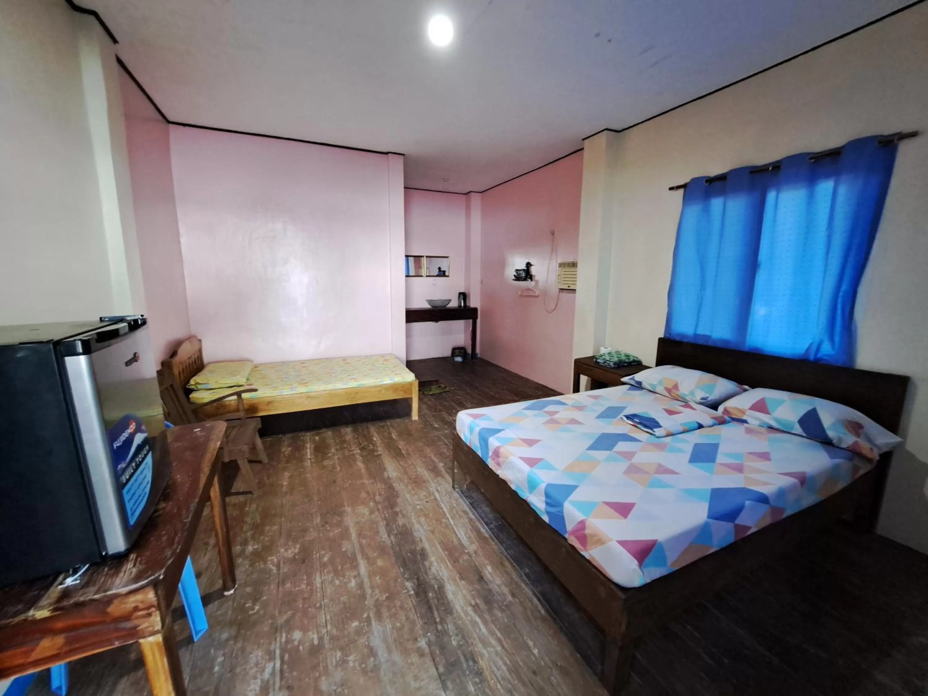 Bed in Paseo Del Mar Seaside Inn