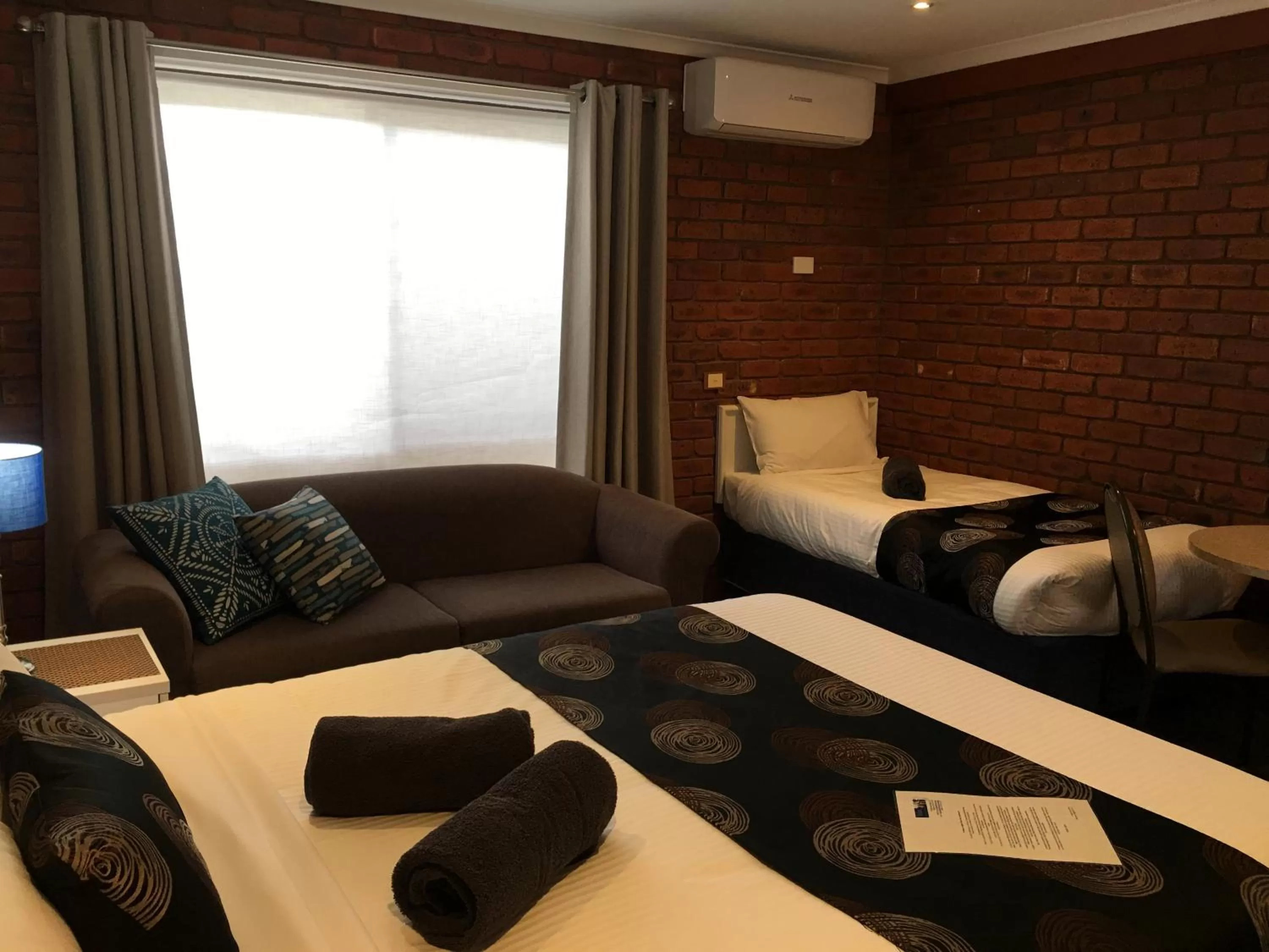 Bed in Melton Motor Inn and Apartments