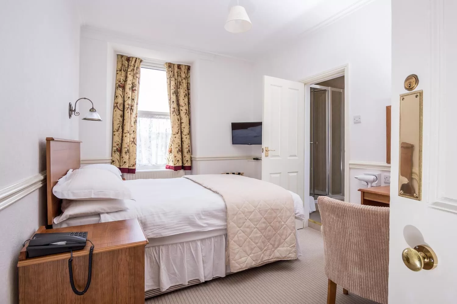 Photo of the whole room, Bed in The Queens Hotel