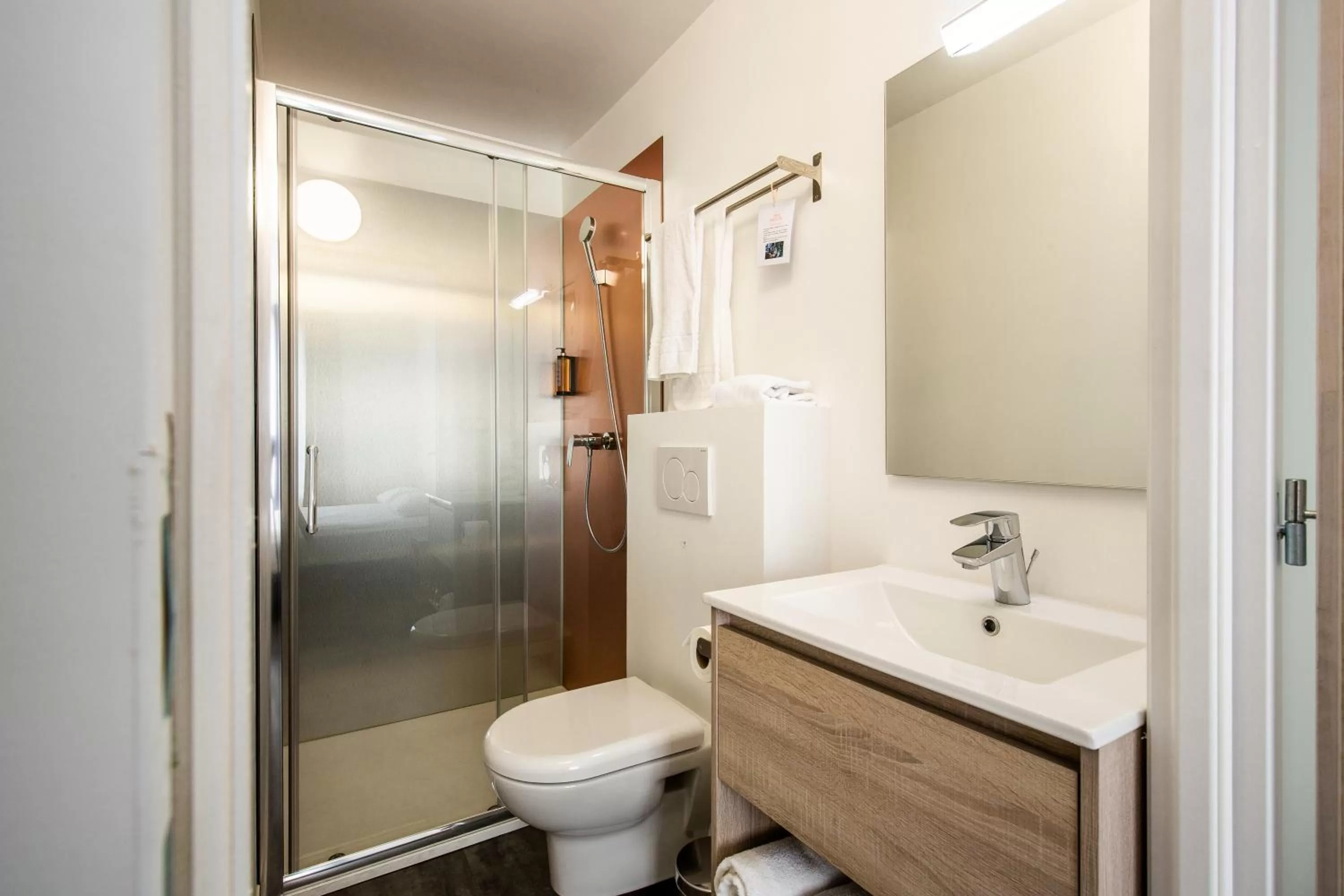 Shower in Hôtel PB - Paris-Barcelone