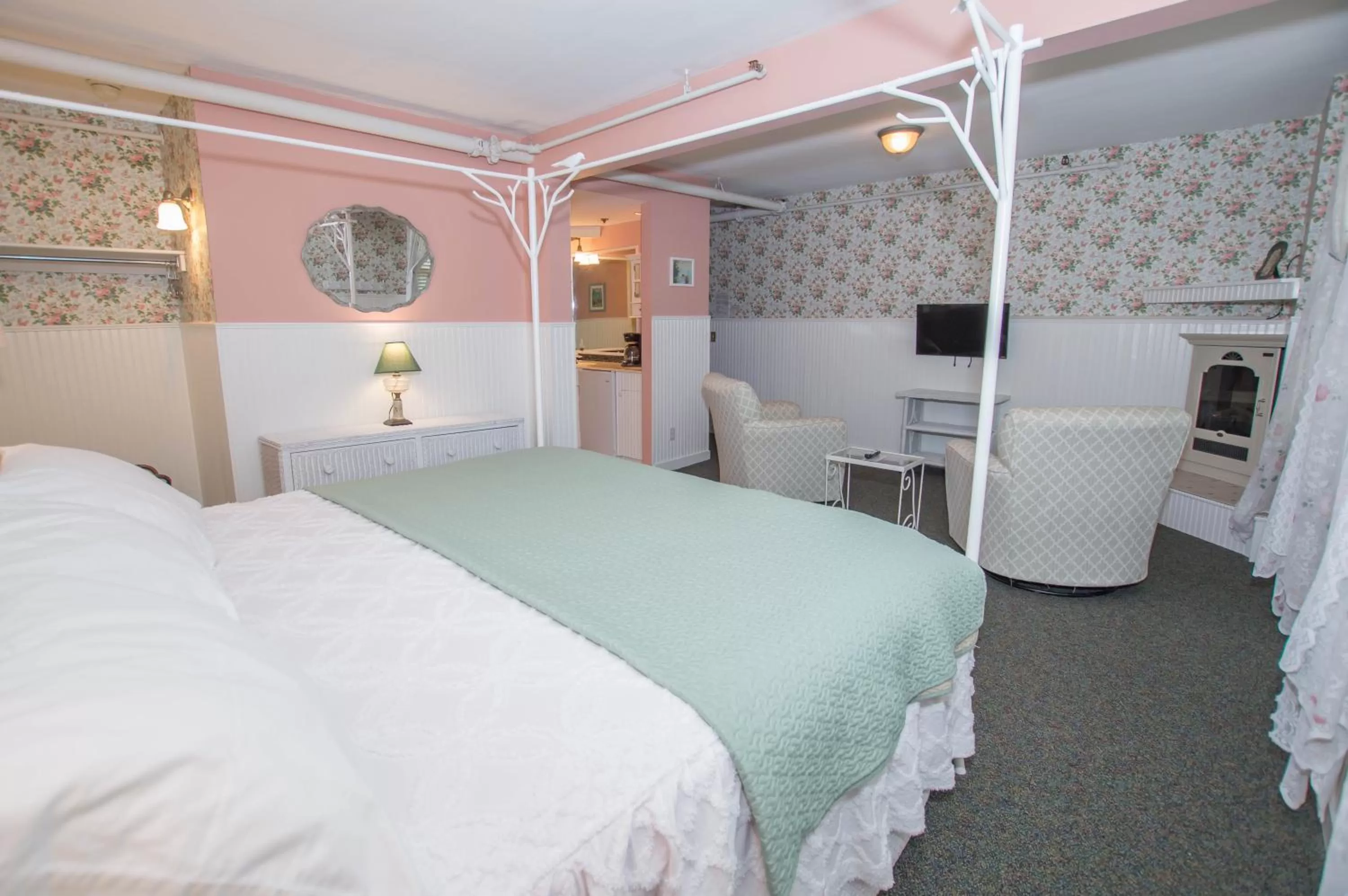 Bed in Terrace Inn and 1911 Restaurant