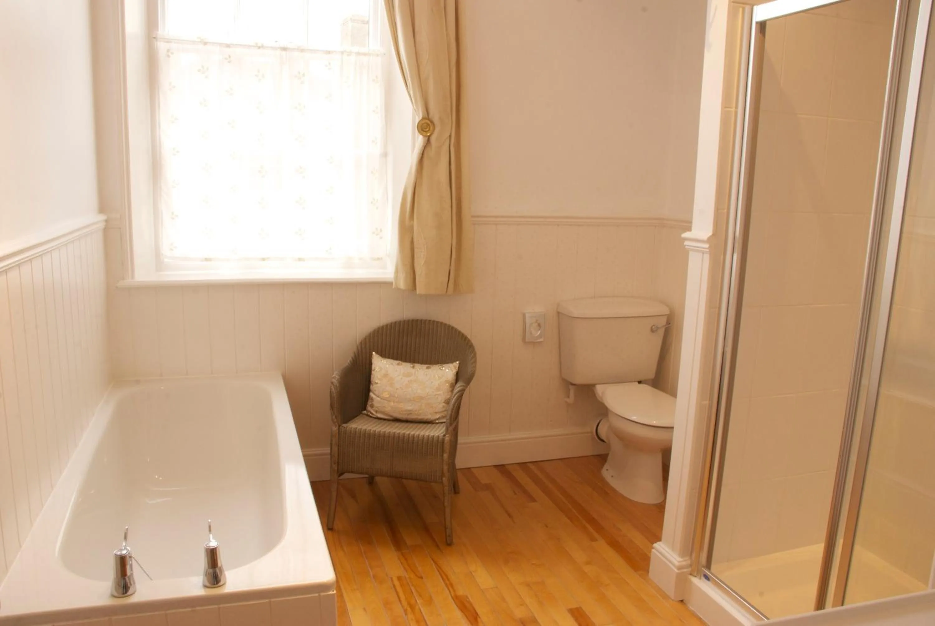 Bathroom in Chantry Hotel