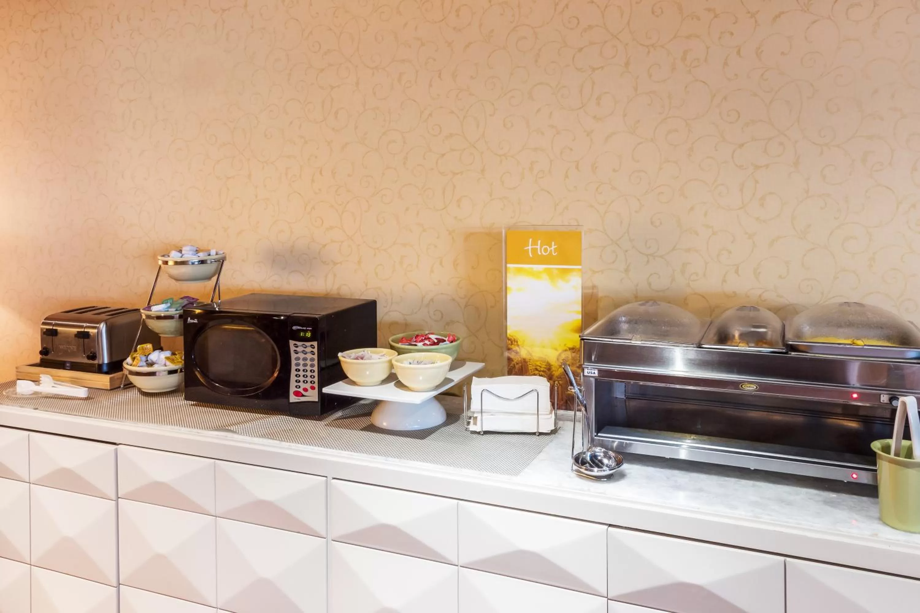 Continental breakfast, Kitchen/Kitchenette in Quality Inn & Suites Conference Center