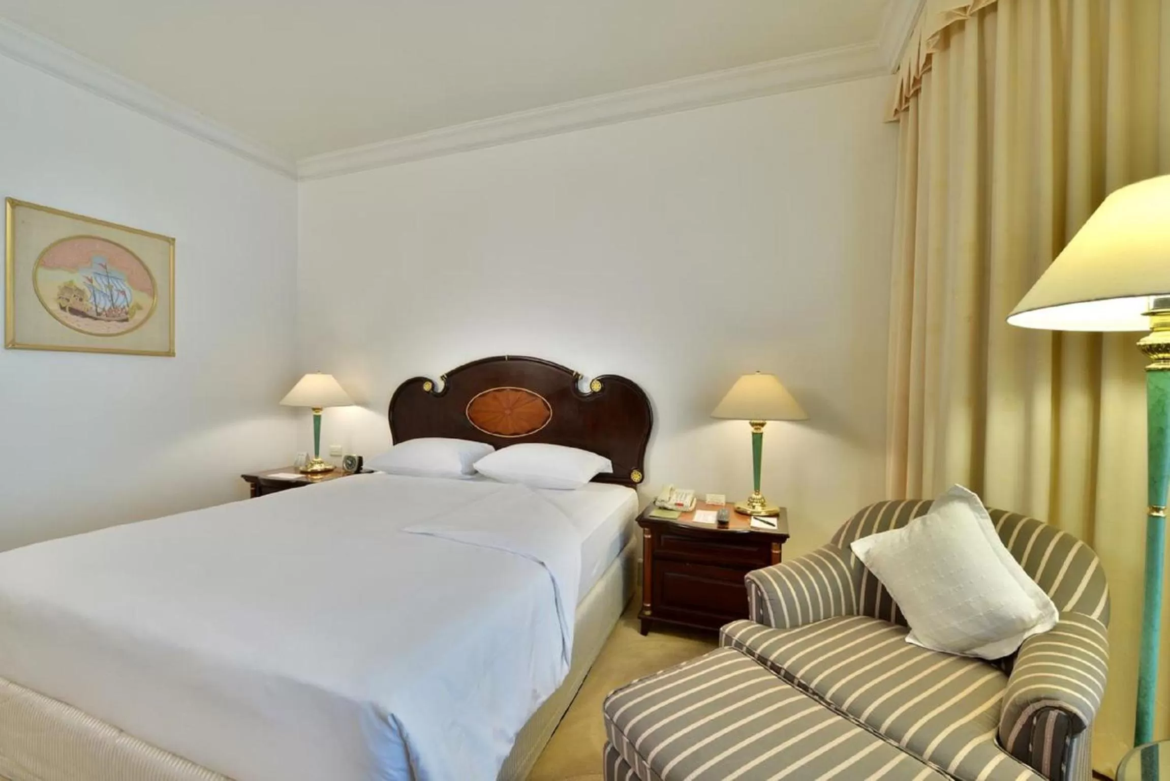 Bedroom in Evergreen Laurel Hotel Bangkok