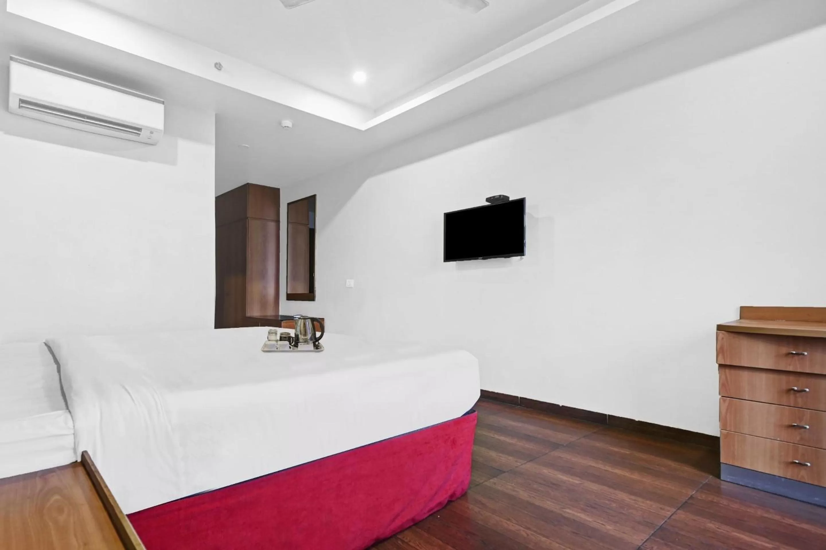 Bedroom, Bed in Super OYO Townhouse 132 Hotel The Grand