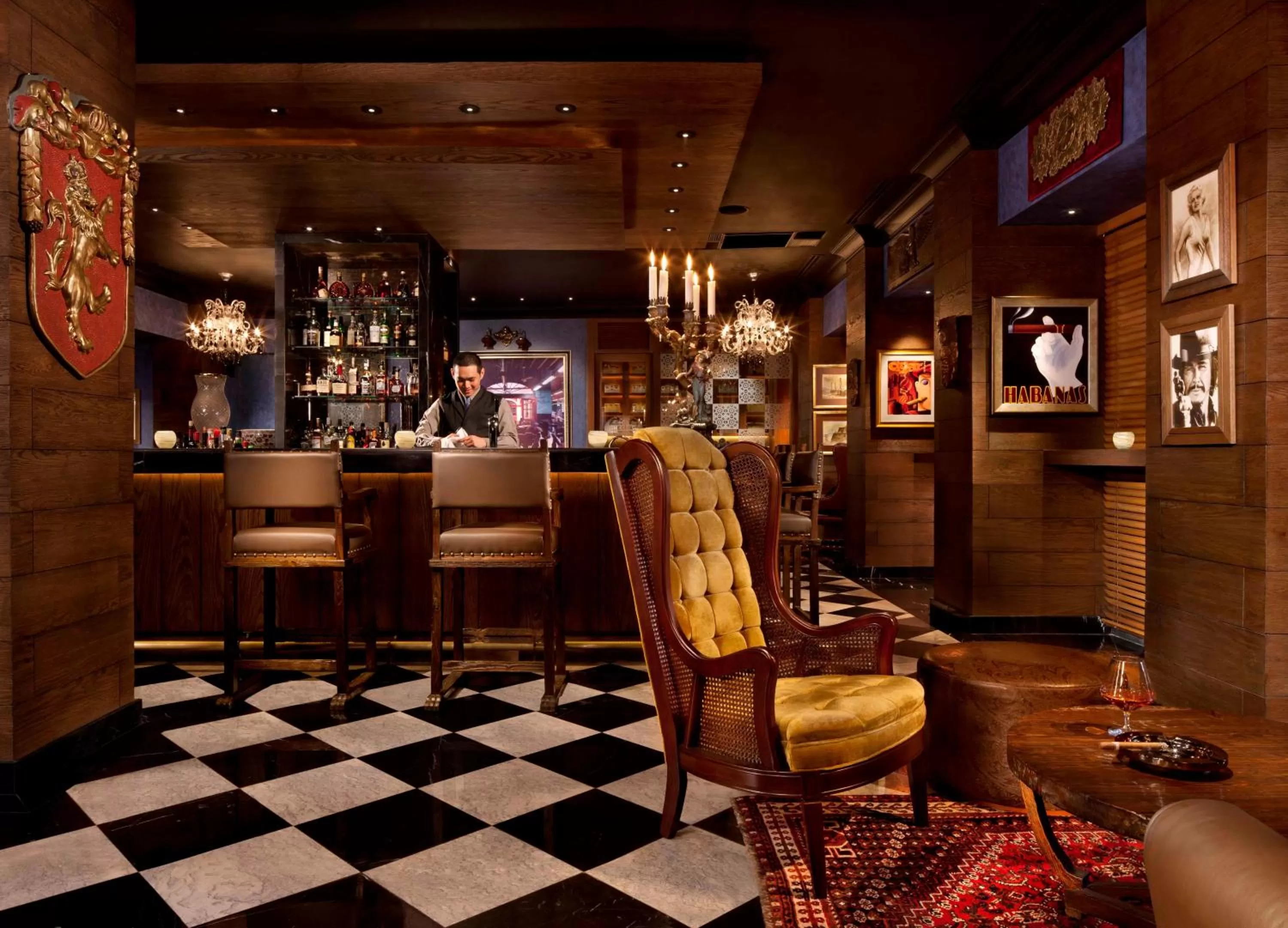 Lounge or bar in The Peninsula Manila