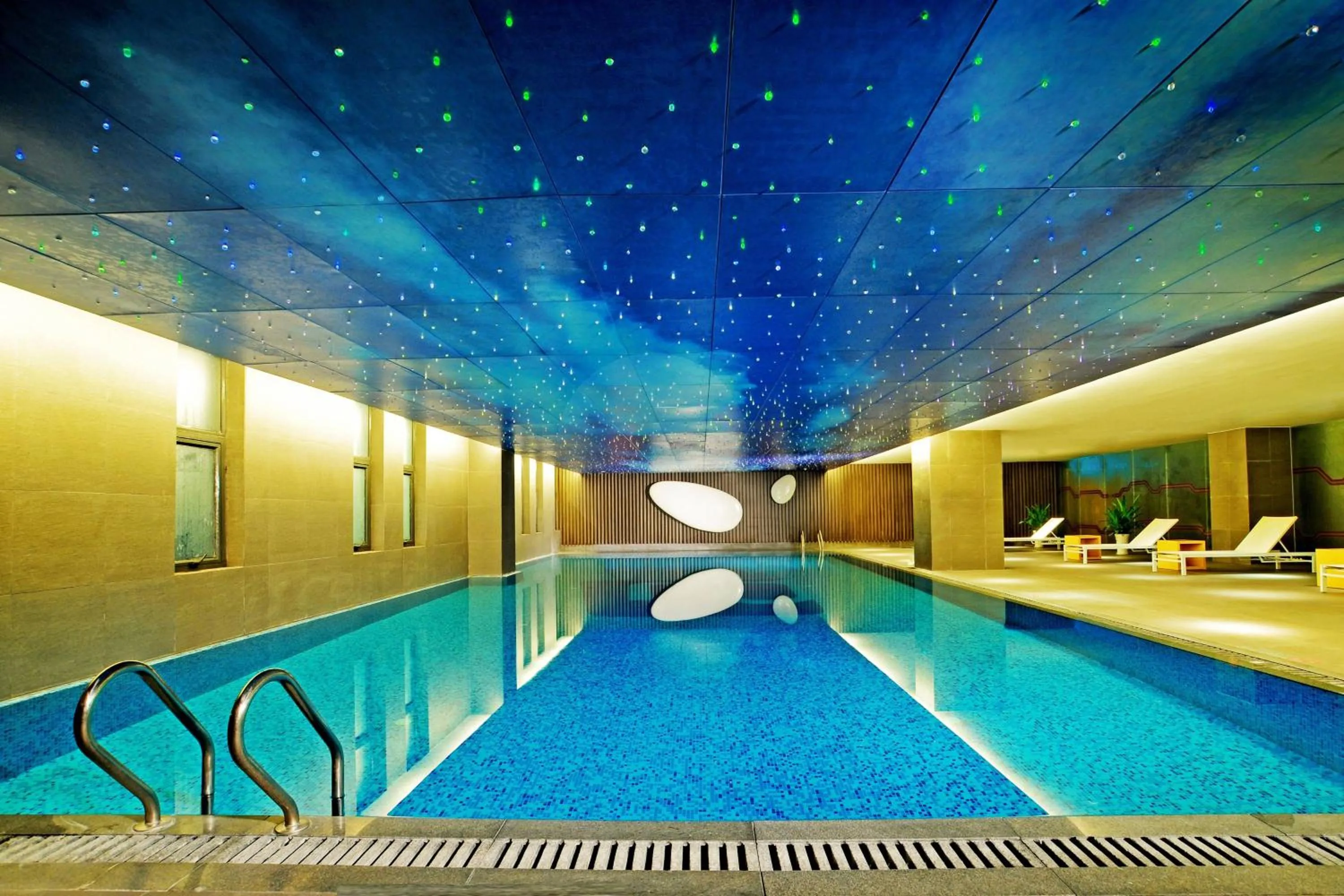 Swimming pool in Aloft Zhengzhou Shangjie