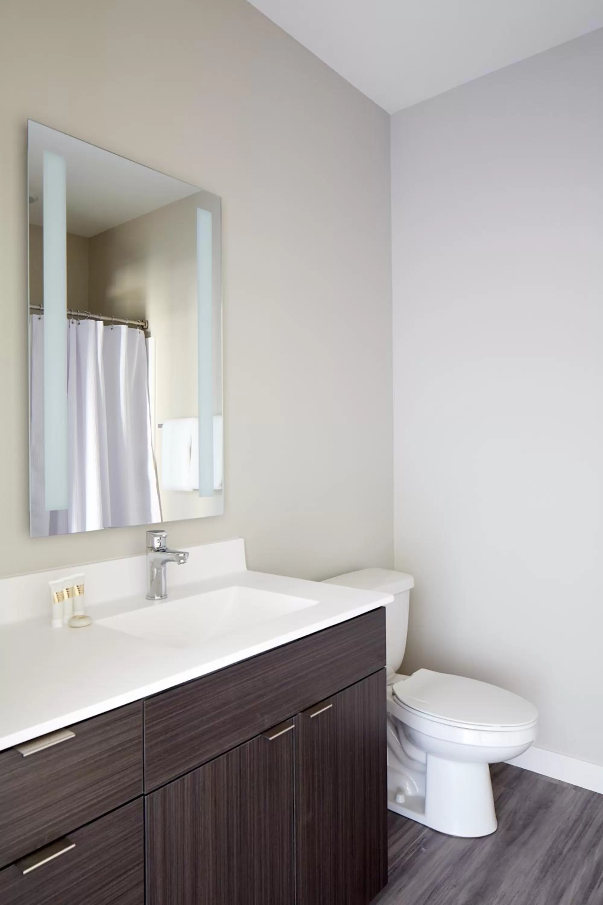 Living room, Bathroom in Sonder at East End
