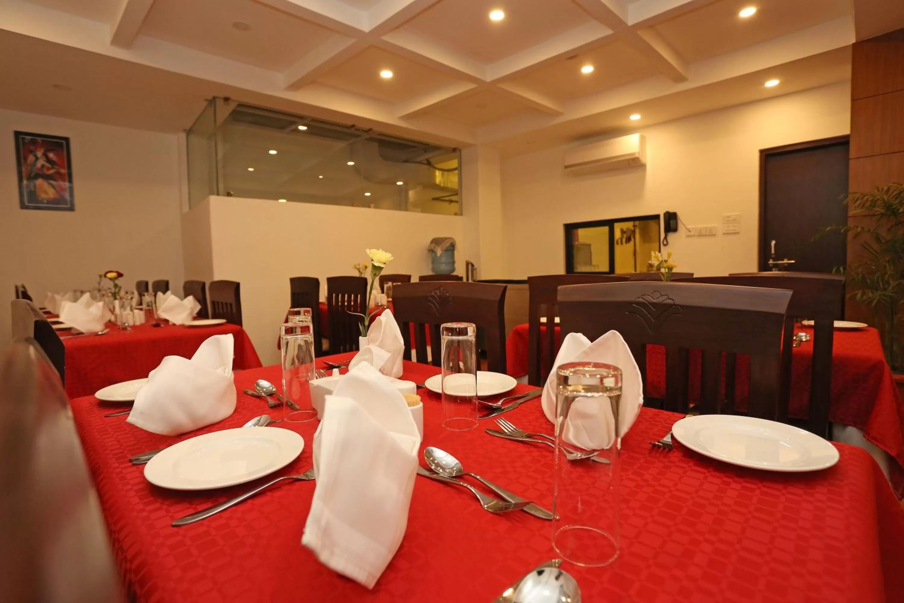 Restaurant/places to eat in Hotel Jay Suites