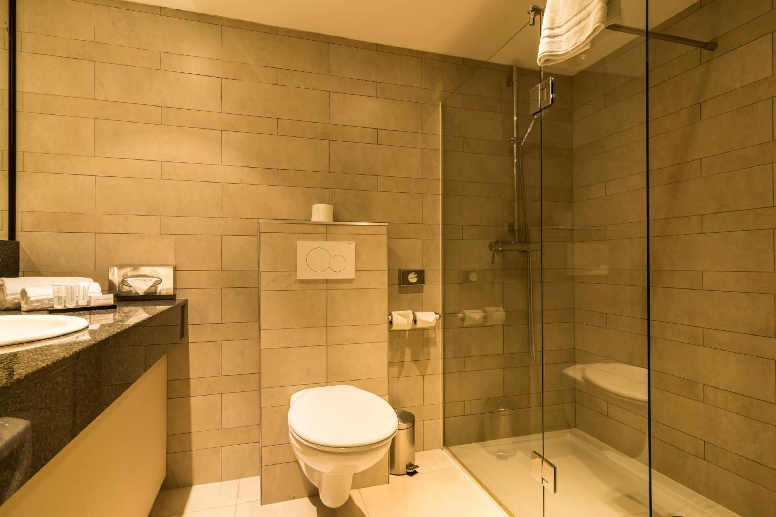 Bathroom in De Keyser Hotel