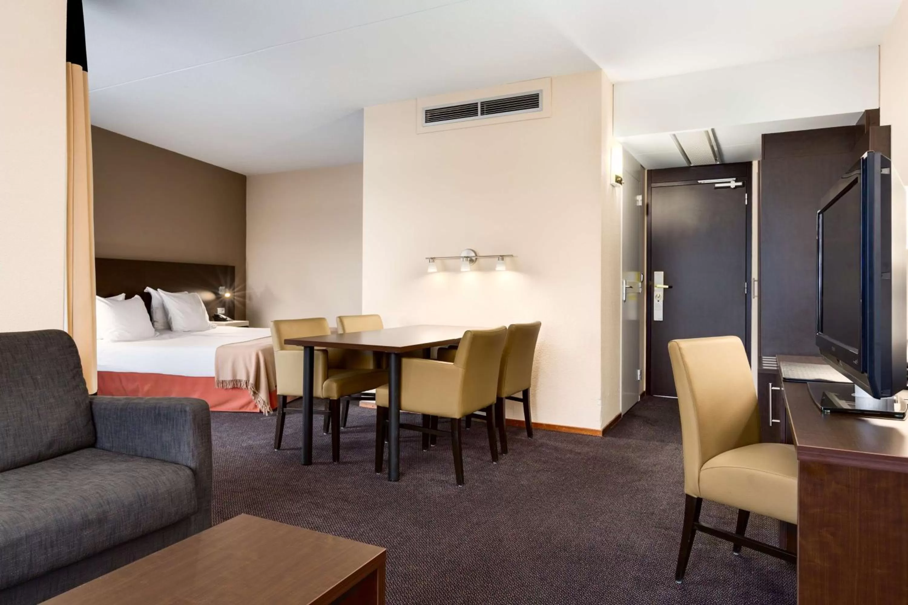 Photo of the whole room, Restaurant/Places to Eat in NH Arnhem Rijnhotel