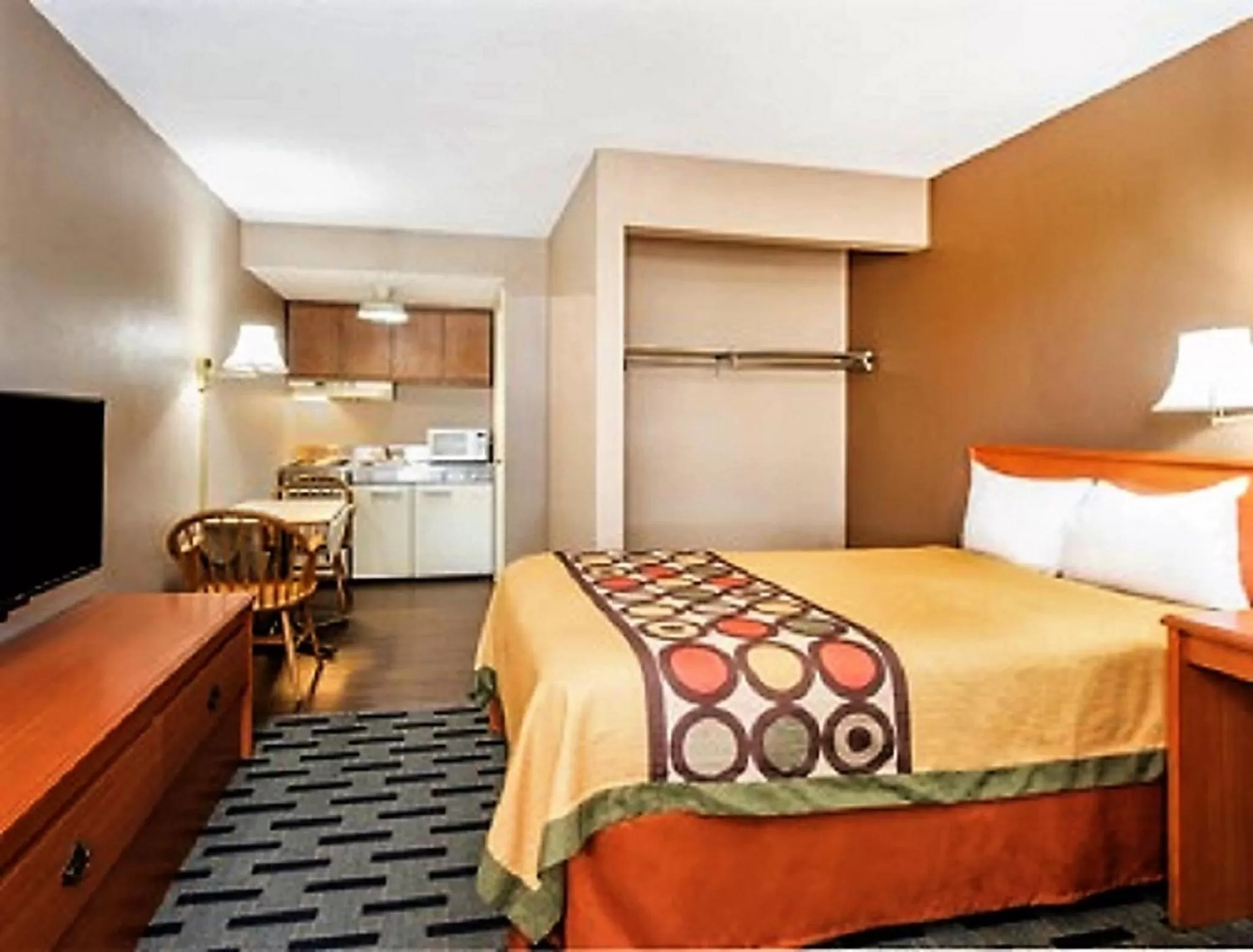 Kitchen or kitchenette, Bed in Super 8 by Wyndham Marysville