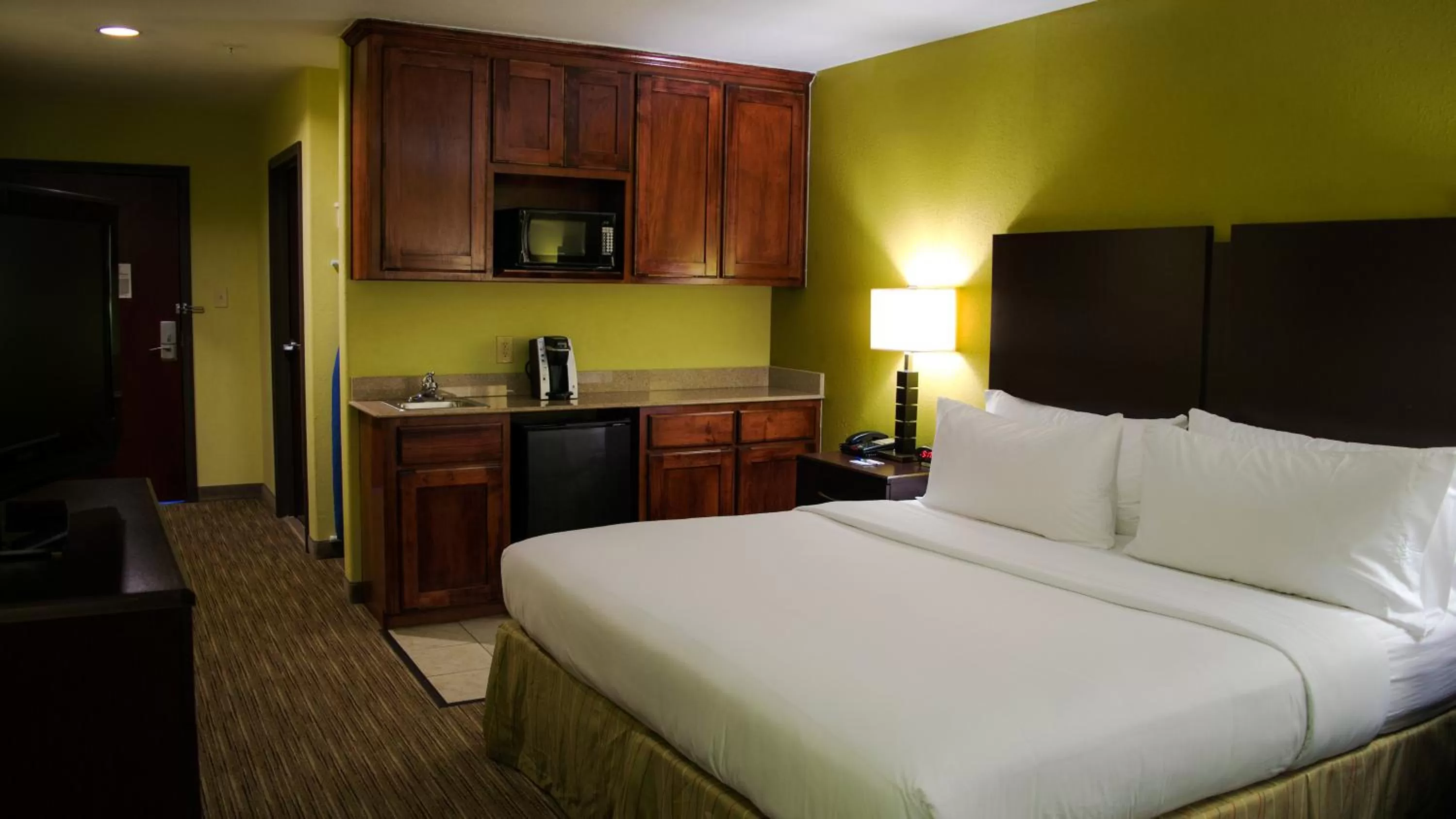 Photo of the whole room, Bed in Holiday Inn Express Hotel & Suites Waller by IHG