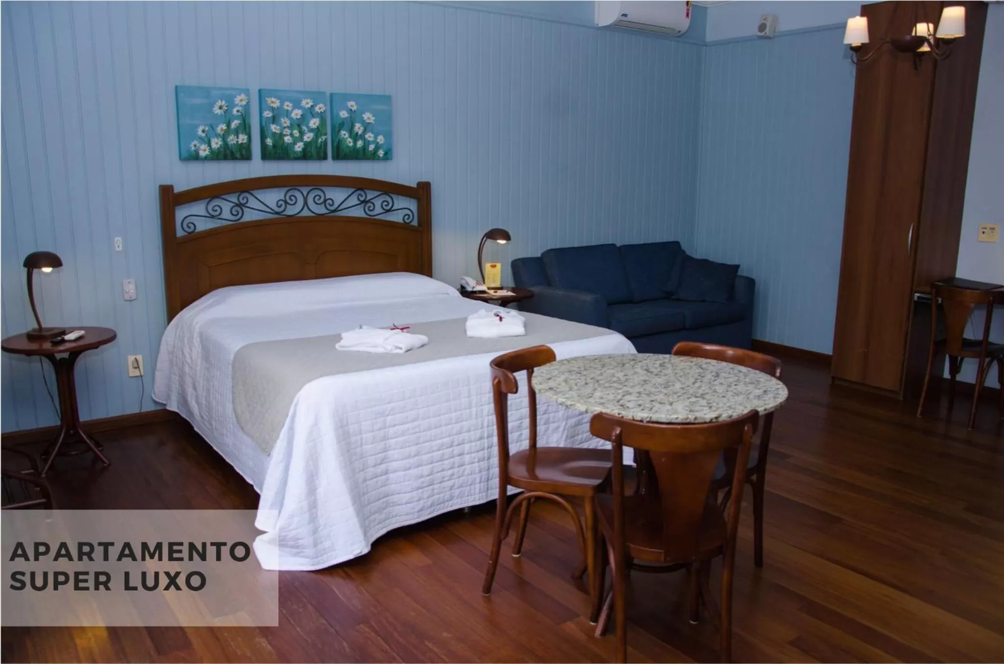 Photo of the whole room, Bed in Hotel Villa Michelon