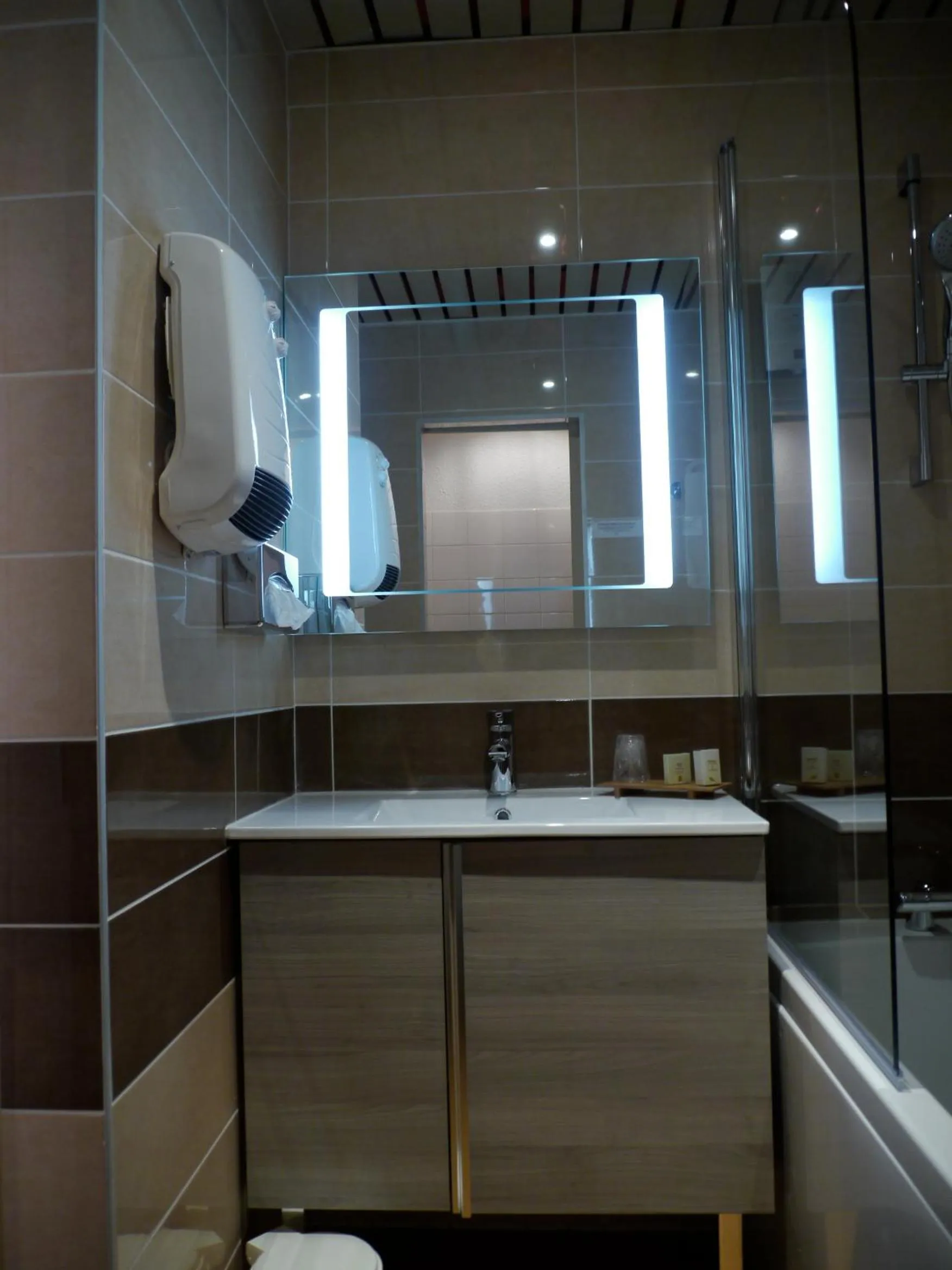 Bathroom in Hôtel Le Barry, Toulouse Nord