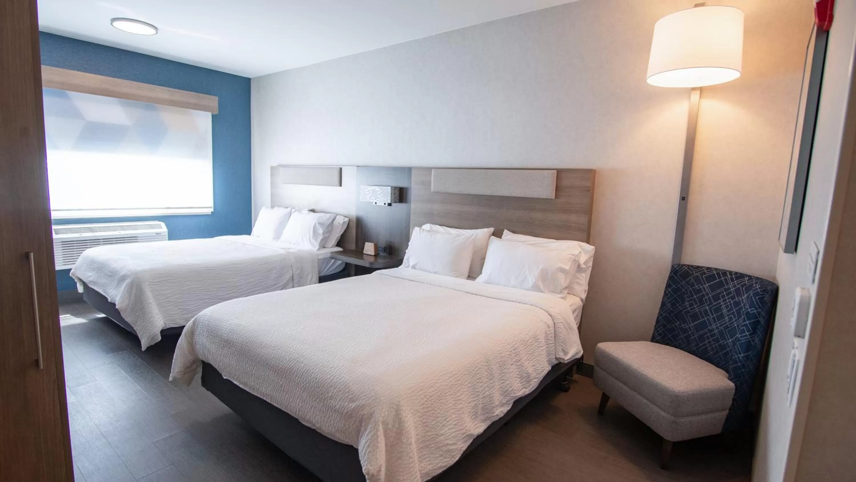 Photo of the whole room, Bed in Holiday Inn Express Oakdale by IHG