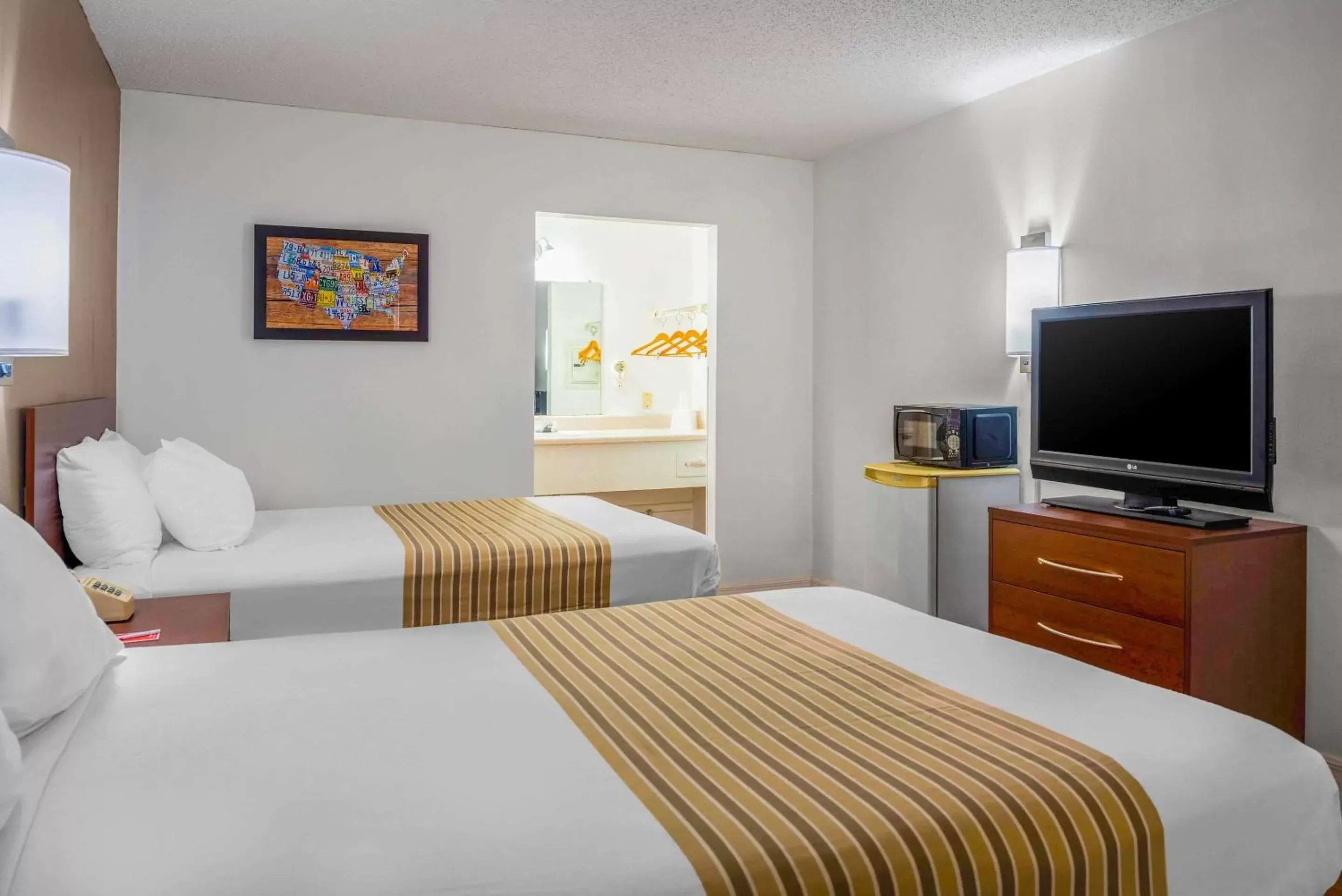 Double Room with Two Double Beds - Accessible/Non-Smoking in Econo Lodge Double Room with Two Double Beds - Accessible/Non-Smoking in Econo Lodge