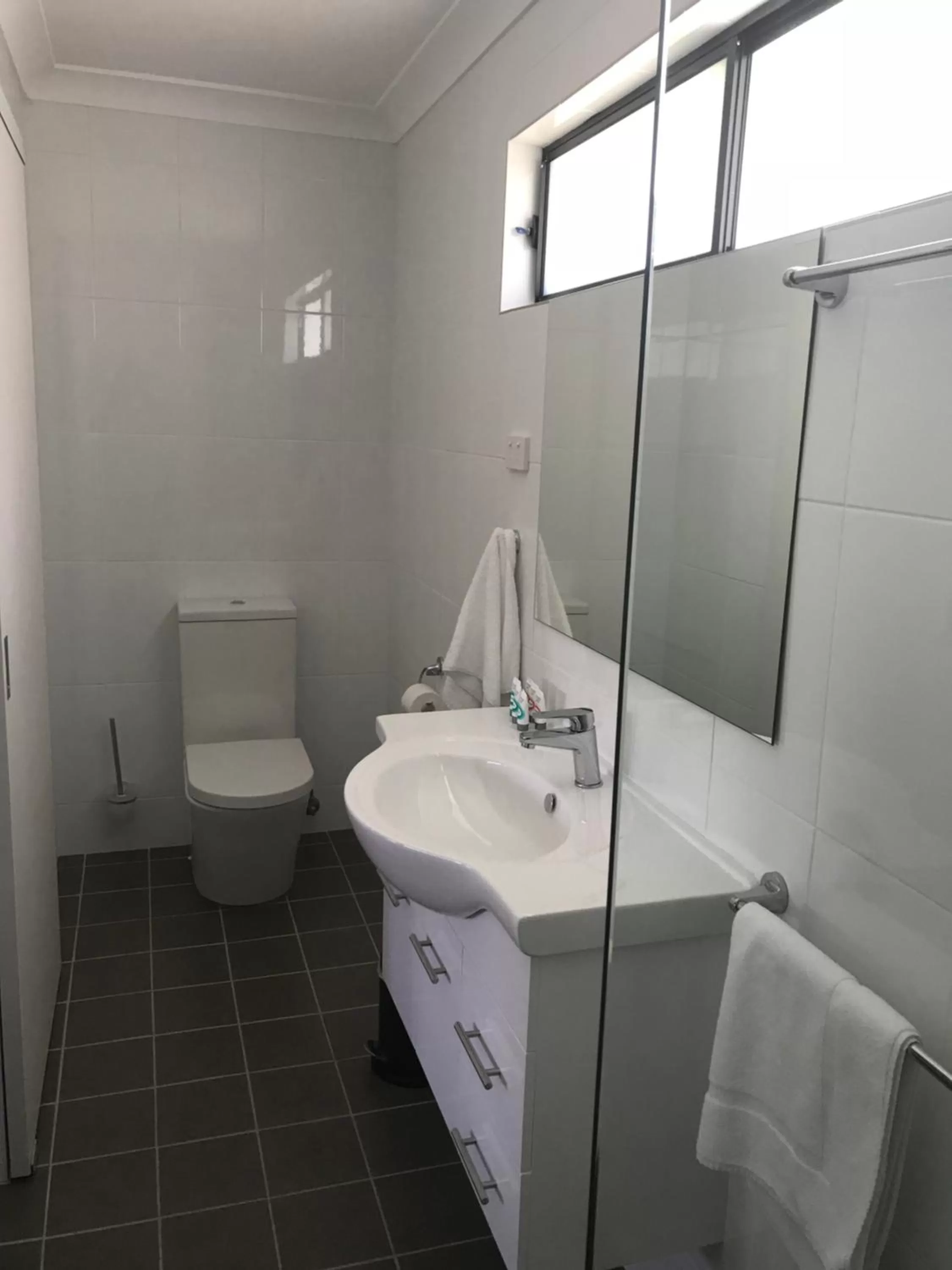 Toilet in Kootingal Landview Motel