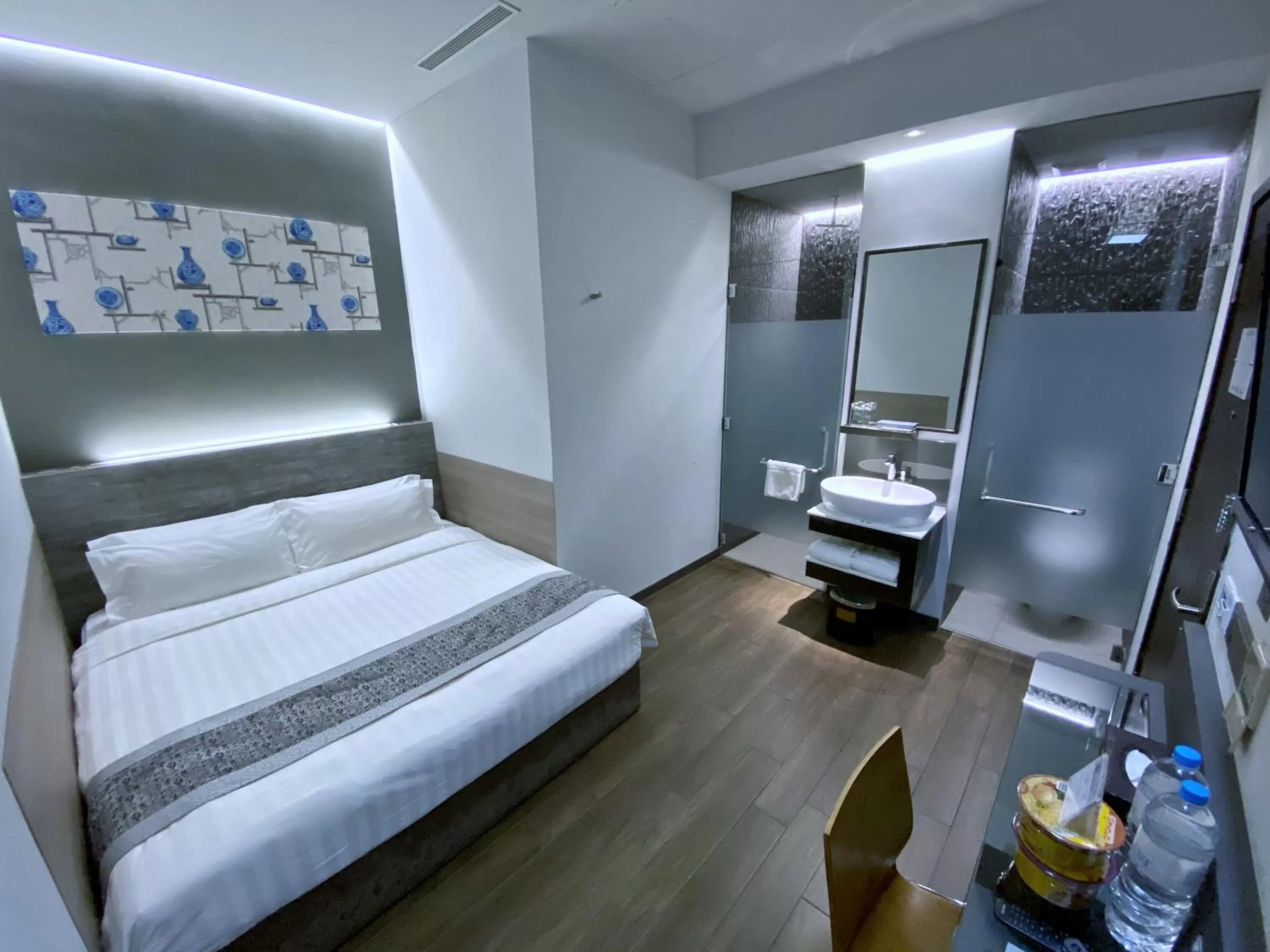 Photo of the whole room, Bed in Bliss Hotel Singapore